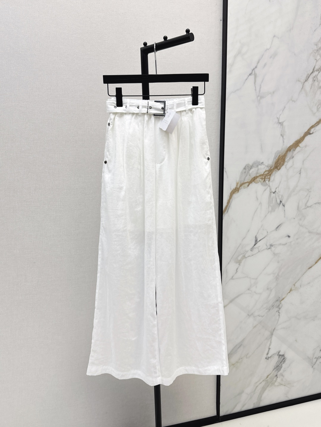 NO:751025,Exclusive debut of BC 25Ss - the latest high-luxury minimalist style suit in early autumn. Loose-fitting sleeve embroidered shirt + workwear-style cotton and linen straight pants. The upper body is matched with a casual and lazy feeling. The elastic waist is not flattering and the upper body is super slim. British neutral style dressing interpretation. Light, slightly transparent and comfortable cotton and linen fabric. Developed in two colors. Ready for sale sml,, shirts,19860909独家首发 BC 25Ss————早秋最新款高奢极简风套装宽松廓形袖子刺绣衬衫+工装风棉麻直筒裤 一套搭配上身自带随性慵懒感 松紧腰不挑人上身超显瘦 英伦中性风穿搭演绎 轻盈微透舒适的棉麻面料 两色分开发 现货发售sml,,shirts,,Women's clothing