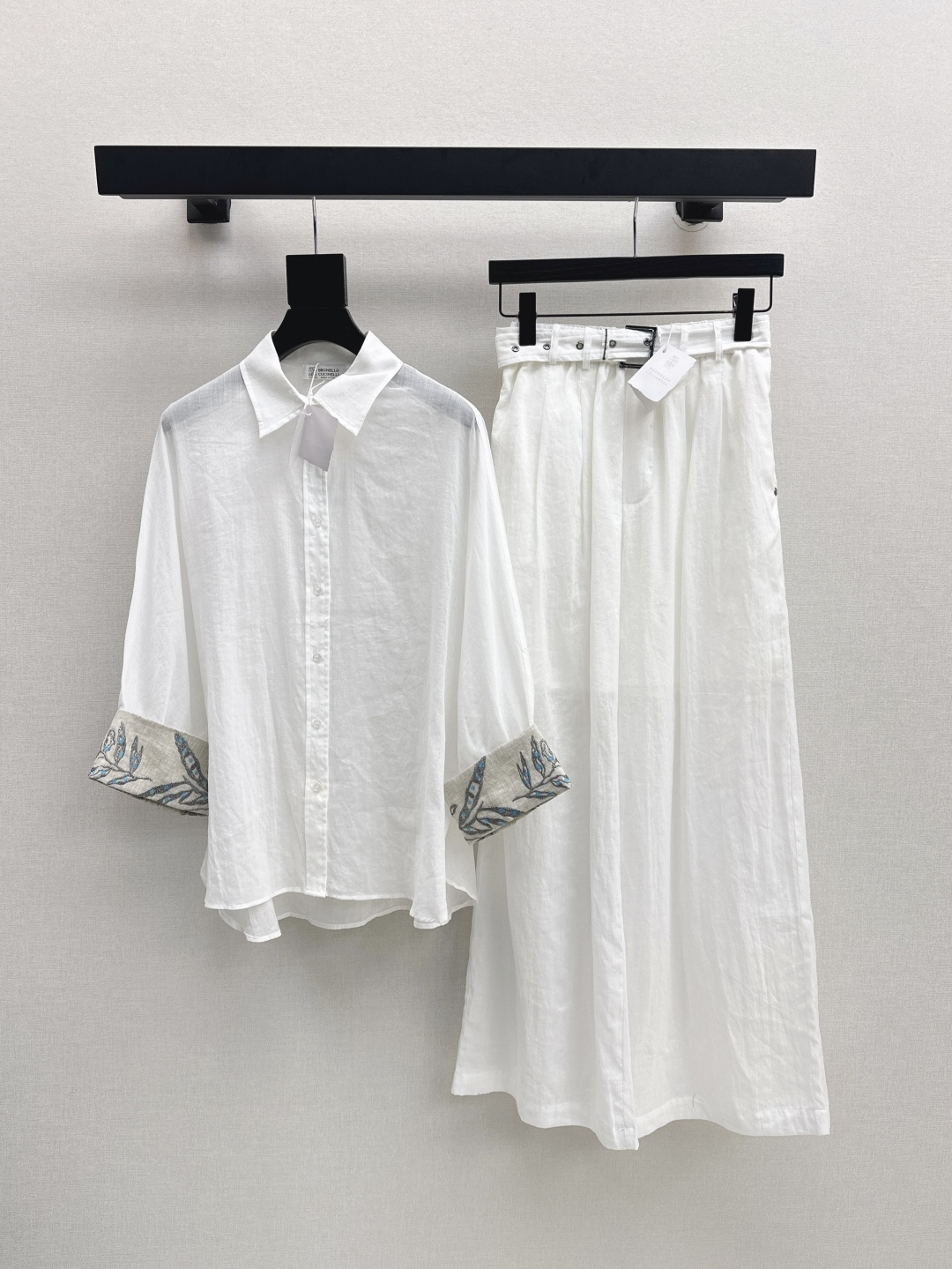 NO:751021,Exclusive debut of BC 25Ss - the latest high-luxury minimalist style suit for early autumn, loose-fitting sleeve embroidered shirt + workwear style cotton and linen straight pants. The upper body is matched with a casual and lazy feeling. The elastic waist is not flattering and the upper body is super slim. British neutral style dressing interpretation. Light and slightly transparent and comfortable cotton and linen fabric. Two colors are developed separately. Ready for sale sml lining, shirts,19860909独家首发 BC 25Ss————早秋最新款高奢极简风套装宽松廓形袖子刺绣衬衫+工装风棉麻直筒裤 一套搭配上身自带随性慵懒感 松紧腰不挑人上身超显瘦 英伦中性风穿搭演绎 轻盈微透舒适的棉麻面料 两色分开发 现货发售sml 衬,,shirts,,Women's clothing