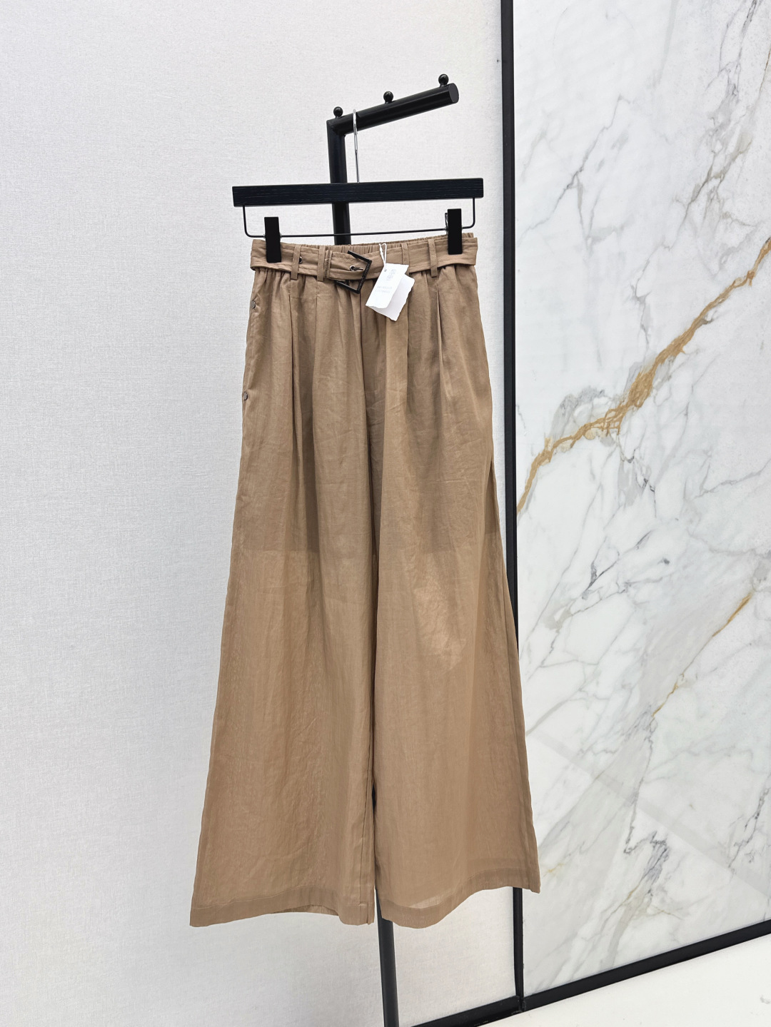 NO:751016,Exclusive debut of BC 25Ss - the latest high-luxury minimalist style suit in early autumn. Loose-fitting sleeve embroidered shirt + workwear-style cotton and linen straight pants. The upper body is matched with a casual and lazy feeling. The elastic waist is not flattering and the upper body is super slim. British neutral style dressing interpretation. Light, slightly transparent and comfortable cotton and linen fabric. Developed in two colors. Ready for sale sml,, shirts,19860909独家首发 BC 25Ss————早秋最新款高奢极简风套装宽松廓形袖子刺绣衬衫+工装风棉麻直筒裤 一套搭配上身自带随性慵懒感 松紧腰不挑人上身超显瘦 英伦中性风穿搭演绎 轻盈微透舒适的棉麻面料 两色分开发 现货发售sml,,shirts,,Women's clothing