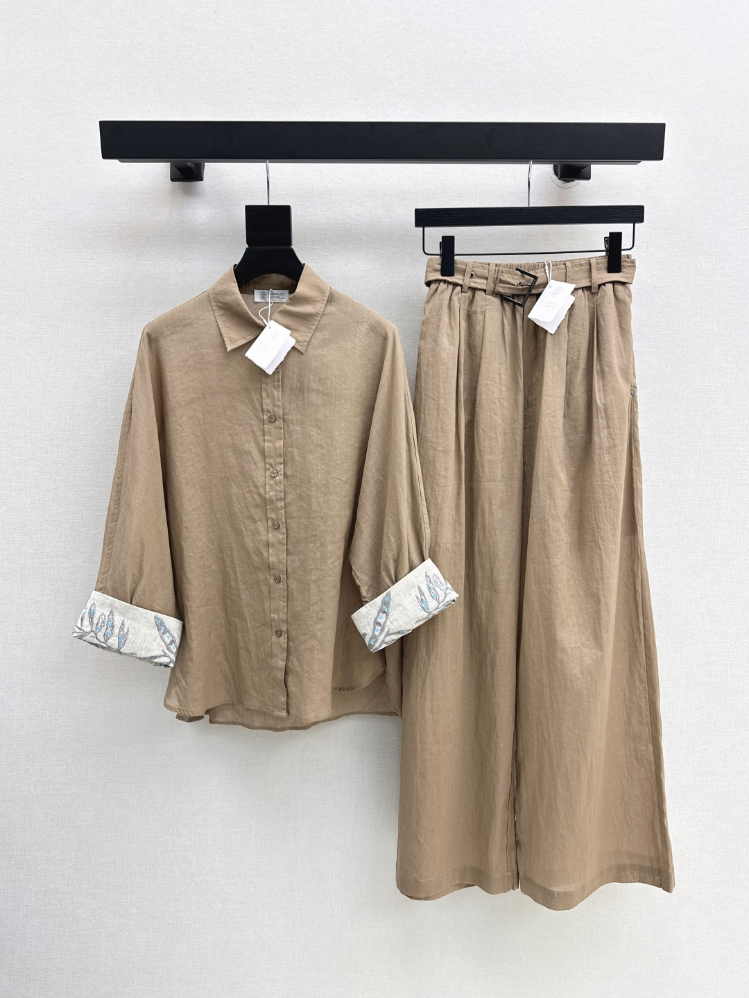 NO:751011,Exclusive debut of BC 25Ss - the latest high-luxury minimalist style suit for early autumn, loose-fitting sleeve embroidered shirt + workwear style cotton and linen straight pants. The upper body is matched with a casual and lazy feeling. The elastic waist is not flattering and the upper body is super slim. British neutral style dressing interpretation. Light and slightly transparent and comfortable cotton and linen fabric. Two colors are developed separately. Ready for sale sml lining, shirts,19860909独家首发 BC 25Ss————早秋最新款高奢极简风套装宽松廓形袖子刺绣衬衫+工装风棉麻直筒裤 一套搭配上身自带随性慵懒感 松紧腰不挑人上身超显瘦 英伦中性风穿搭演绎 轻盈微透舒适的棉麻面料 两色分开发 现货发售sml 衬,,shirts,,Women's clothing