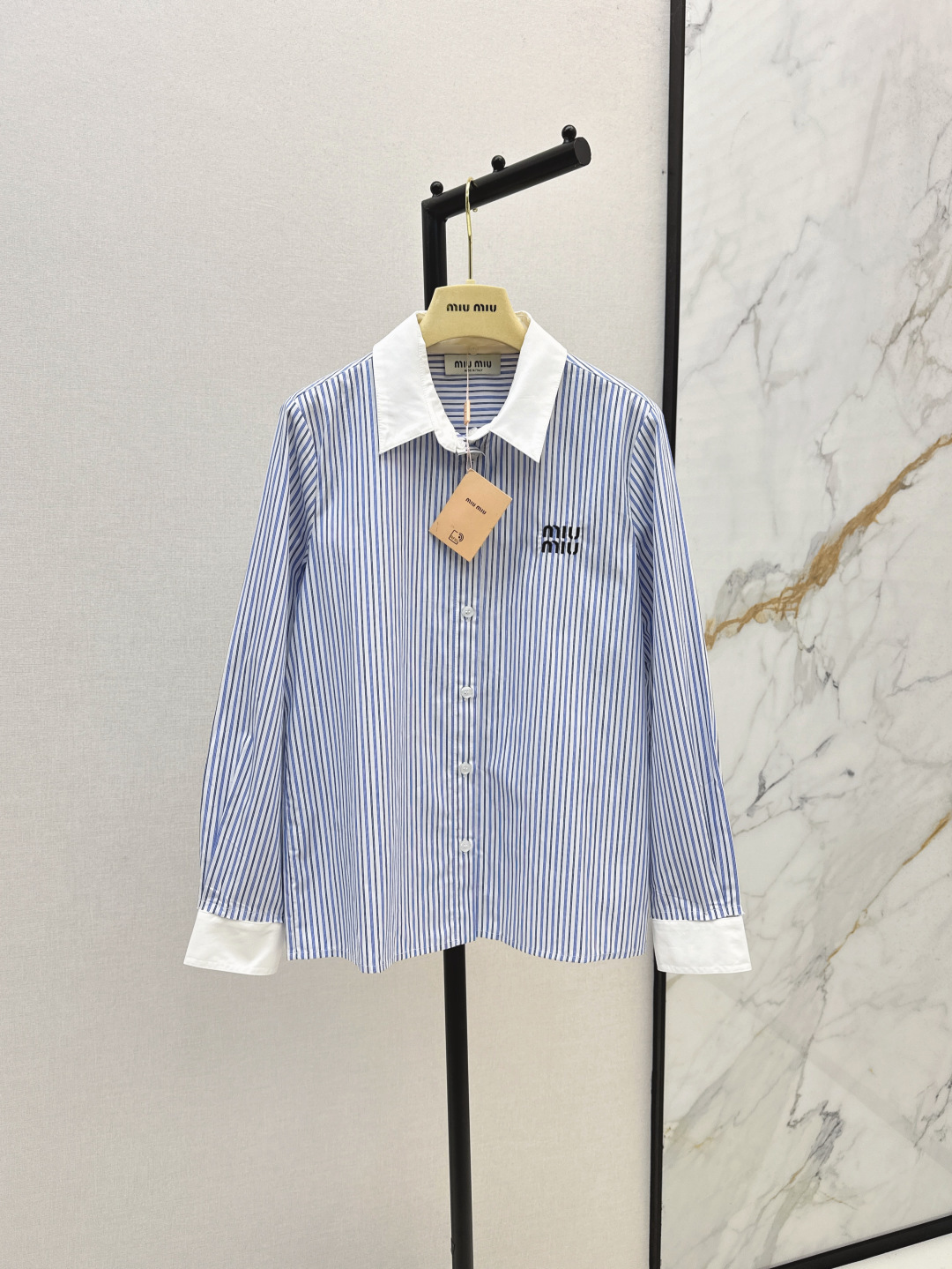 NO:740430,Miu 25Ss————The latest detachable striped short shirt for early autumn. Tailor-woven striped fabric is comfortable and breathable. Lapel long-sleeved shirt cut. Short straight silhouette. It has both a fashionable youthful feel and a relaxed holiday feel. The collar and cuffs are detachable. Two-piece clothing. Simple and fashionable. Logo letters embroidered on the chest. Easily show off the exquisite college style. One color ready for sale. sml,, miumiu, shirts,19860909Miu 25Ss————早秋最新款可拆卸条纹短款衬衫 定织条纹面料质感舒适 吸湿透气 翻领长袖衬衫裁剪 短款直筒廓形 兼具时髦文青感和度假松弛感 领边袖口可拆卸 一衣两穿 简约时尚 胸前logo字母刺绣 轻松彰显精致学院风格穿搭 一色现货发售sml,,miumiu,shirts,,Women's clothing