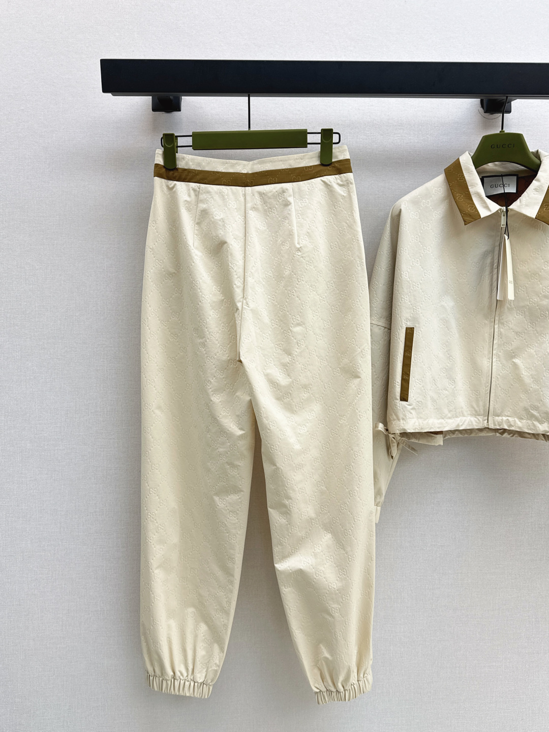 Gucci Women's Beige Two-Piece Set with Contrasting Collar and Drawstring Waist 9 cmp i1754904829823 5527 0 8