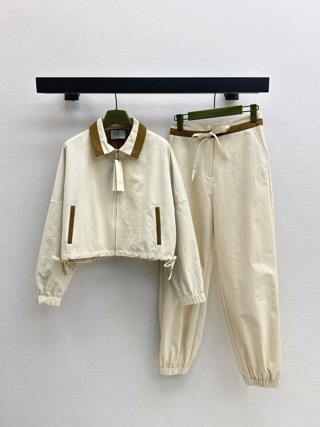 Gucci Women's Beige Two-Piece Set with Contrasting Collar and Drawstring Waist 1 cmp i1754904829875 6000 0 0