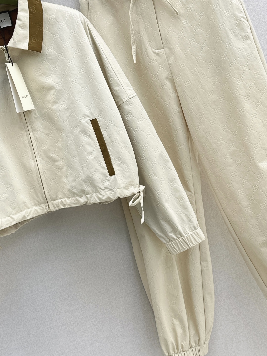 Gucci Women's Beige Two-Piece Set with Contrasting Collar and Drawstring Waist 5 cmp i1754904829875 6980 0 4