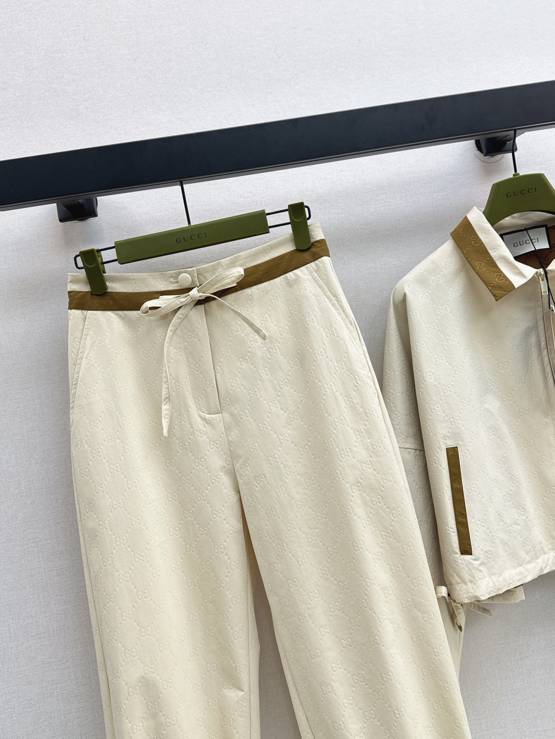 Gucci Women's Beige Two-Piece Set with Contrasting Collar and Drawstring Waist 8 cmp i1754904831580 7322 0 7
