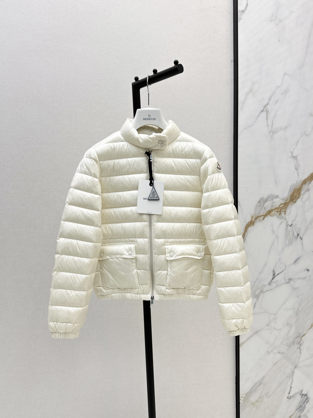 NO:460013,Original quality with dust bag Mc 25Ss———The latest official website of autumn and winter new color short hooded down jacket jacket Three-dimensional tailoring design Fashionable and handsome national standard 90 white duck down filling Imported memory silk fabric Soft texture Light and comfortable Imported machine sewn three-dimensional press line technology Original hardware accessories Five colors on sale in stock 1/2/3/4,,jackets & coats,down jacket,hats,alexander wang19860909配防尘袋原单品质 Mc 25Ss———秋冬最新款官网新配色短款连帽羽绒服外套 立体剪裁版型设计 时髦又帅气国标90白鸭绒填充 进口记忆丝面料 质感柔软轻盈舒适 进口机缝制立体压线线条工艺 原版五金配件 五色现货发售1/2/3/4,,jackets & coats,down jacket,hats,alexander wang,Women's clothing