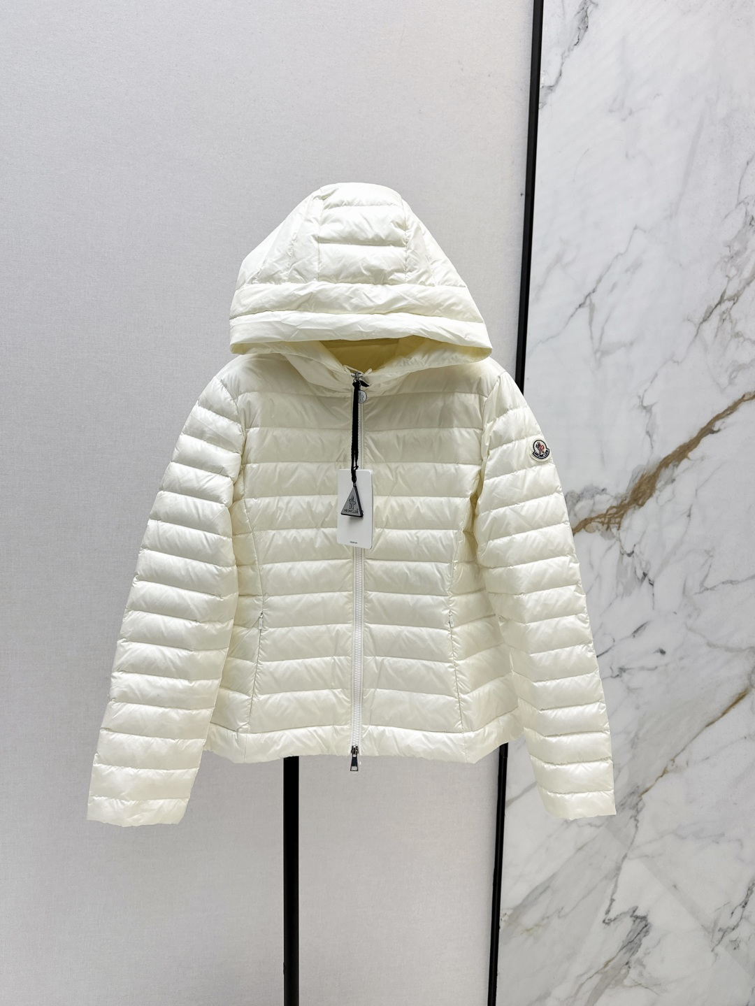 NO:460003,With dust bag Mc 25Ss———The latest autumn and winter style waist-hugging hooded down jacket. Custom-developed hardware accessories are all detailed in place. The waist-hugging perfect version has a great effect. The goddess must have versatile and fashionable and handsome. National standard 90 white goose down filling. Memory silk fabric has a straight and stylish texture. Warm and refuse to be bloated. Three standards are complete. Recommended. Two colors are available in stock. 1/2/3/4., down jacket, hats, alexander wang.19860909配防尘袋Mc 25Ss———秋冬最新款收腰连帽轻薄羽绒服 定制开发五金配件所有细节处理全面到位 收腰完美版型上身效果超赞 女神必备 百搭时髦又帅气 国标90白鹅绒填充 记忆丝面料质感立挺有型 保暖拒绝臃肿 三标齐全 推荐 两色现货发售1/2/3/4,,down jacket,hats,alexander wang,Women's clothing