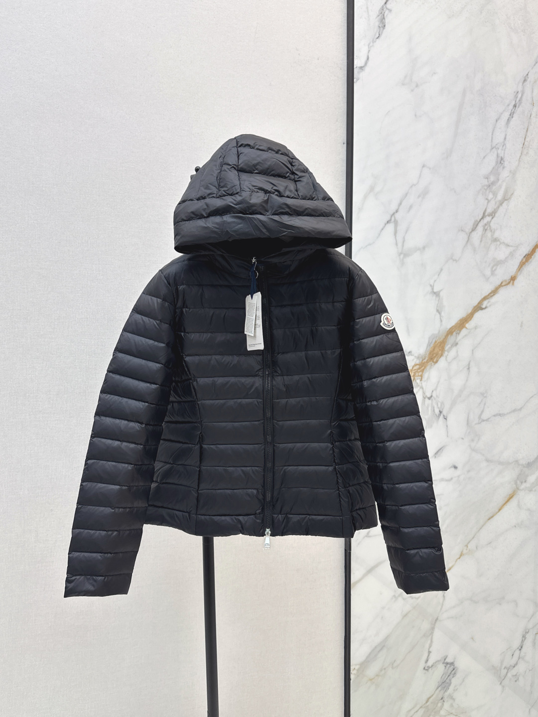 NO:459994,With dust bag Mc 25Ss———The latest waist-hugging hooded down jacket in autumn and winter. Custom-developed hardware accessories are all detailed and handled in place. The waist-hugging perfect version has a great effect. The goddess must have versatile and fashionable and handsome. National standard 90 white goose down filling. Memory silk fabric has a straight and stylish texture. Warm and refuse to be bloated. Three standards are complete. Recommended. Two colors are available in stock. 1/2/3/4., down jacket, hats, alexander wang.19860909配防尘袋Mc 25Ss———秋冬最新款收腰连帽轻薄羽绒服 定制开发五金配件所有细节处理全面到位 收腰完美版型上身效果超赞 女神必备 百搭时髦又帅气 国标90白鹅绒填充 记忆丝面料质感立挺有型 保暖拒绝臃肿 三标齐全 推荐 两色现货发售1/2/3/4,,down jacket,hats,alexander wang,Women's clothing