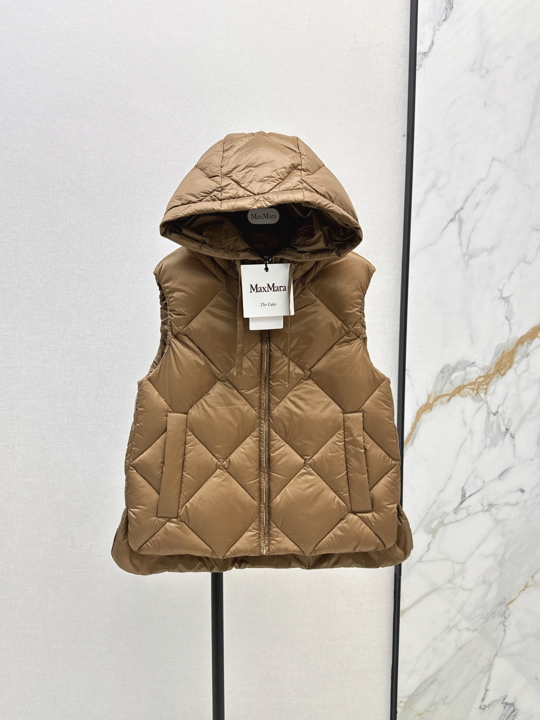 NO:459985,With dust bag Max 25Ss———The latest squid hooded down vest in autumn and winter, classic H-shaped cut, classic and fashionable and handsome, original letter logo decoration on the side, highlighting brand recognition, national standard imported 90 white goose down filling, imported recycled nylon fabric with excellent texture, imported machine sewing, original hardware accessories, complete label hanging Recommended Three-color spot sale smlxl,, down jacket,hats,alexander wang19860909配防尘袋Max 25Ss———秋冬最新款菱格纹连帽羽绒马甲 经典H版型剪裁 经典时髦又帅气 侧面原版字母logo装饰 彰显品牌辨识度 国标进口90白鹅绒填充 进口再生尼龙面料质感超赞 进口机缝制 原版五金配件 标吊齐全 推荐 三色现货发售smlxl,,down jacket,hats,alexander wang,Women's clothing