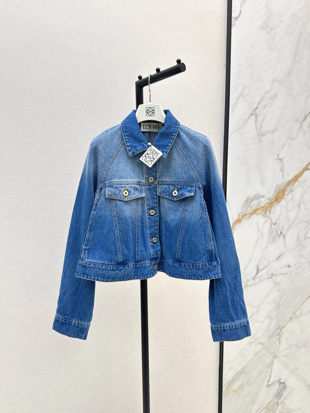 NO:460030,Fashionable and exquisite outfit Loe 25Ss———The latest retro wash blue denim a sling jacket denim jacket modern overzise A-sling design. Classic short style is not picky and versatile and fashionable. The upper body is super slim. Imported washing cowboy fabric has a wide and stylish texture. Highly recommended items. Customized leather hardware accessories. One-size spot-on sml, loewe, jackets & coats, jackets & coats, alexander wang19860909时髦精穿搭 Loe 25Ss————秋冬最新款复古洗水蓝丹宁A摆夹克牛仔外套摩登overziseA摆设计 经典短款版型不挑人百搭又时髦 上身超显瘦 进口洗水牛仔面料质感挺阔有型 强烈推荐单品 定制皮牌五金配件 一色现货发售sml,,loewe,jackets & coats,jackets & coats,alexander wang,Women's clothing