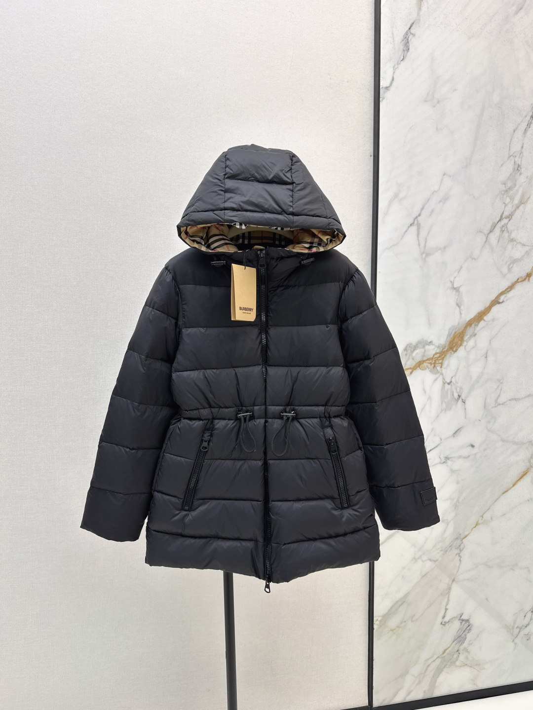 NO:459978,Exclusive first launch with dust bag Bur 25Ss———The latest autumn and winter hooded drawstring waist down jacket with national standard 90 white duck down filling, a classic model with closed eyes full of details, easy to keep warm, zero burden, adjust waist design, upper body makes it look slimming and long legs, easy to match, three colors are available in stock smlxl, burberry, down jacket, hats, alexander wang19860909配防尘袋独家首发 Bur 25Ss————秋冬最新款连帽抽绳收腰羽绒服国标90白鸭绒填充 闭眼入的经典款 细节感满满 轻松保暖零负担 调节收腰设计 上身就是显瘦显腿长 很好搭配 三色现货发售smlxl,,burberry,down jacket,hats,alexander wang,Women's clothing