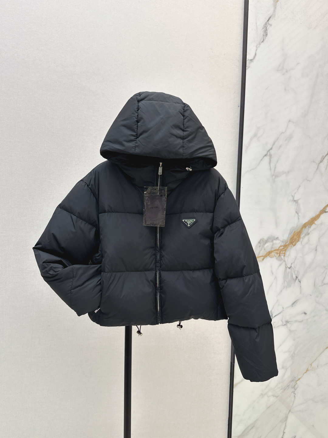 NO:459972,With dust bag PD 25Ss———The latest high-quality bread short hooded down jacket in autumn and winter. The color matching is always classic and durable. However, it is super super healing and beautiful. The upper body is absolutely short. The short bread jacket can be cool and handsome without being too bloated. It is too solid. The style is simple and high-end. It is not picky at all. It is a huge pull proportion. Warm and light. The details are very good. Three colors are available in stock. Smlxl, down jacket, hats, alexander wang.19860909配防尘袋PD 25Ss————秋冬最新款高颜值面包短款连帽羽绒服 配色永远的经典耐看 不过时 超级超级治愈好看 上身绝绝子 短款的面包服 既能拿捏酷帅感又不会过于臃肿 太实穿了 款式简单高级 完全不挑个子 而且是巨拉比例感 保暖又轻盈 细节做工很赞 三色现货发售smlxl,,down jacket,hats,alexander wang,Women's clothing