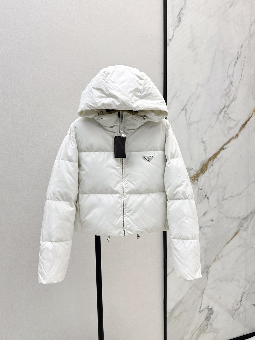 NO:459965,With dust bag PD 25Ss———The latest high-quality bread short hooded down jacket in autumn and winter. The color matching is always classic and durable. However, it is super super healing and beautiful. The upper body is absolutely short. The short bread jacket can be cool and handsome without being too bloated. It is too solid. The style is simple and high-end. It is not picky at all. It is a huge pull proportion. Warm and light. The details are very good. Three colors are available in stock. Smlxl, down jacket, hats, alexander wang.19860909配防尘袋PD 25Ss————秋冬最新款高颜值面包短款连帽羽绒服 配色永远的经典耐看 不过时 超级超级治愈好看 上身绝绝子 短款的面包服 既能拿捏酷帅感又不会过于臃肿 太实穿了 款式简单高级 完全不挑个子 而且是巨拉比例感 保暖又轻盈 细节做工很赞 三色现货发售smlxl,,down jacket,hats,alexander wang,Women's clothing