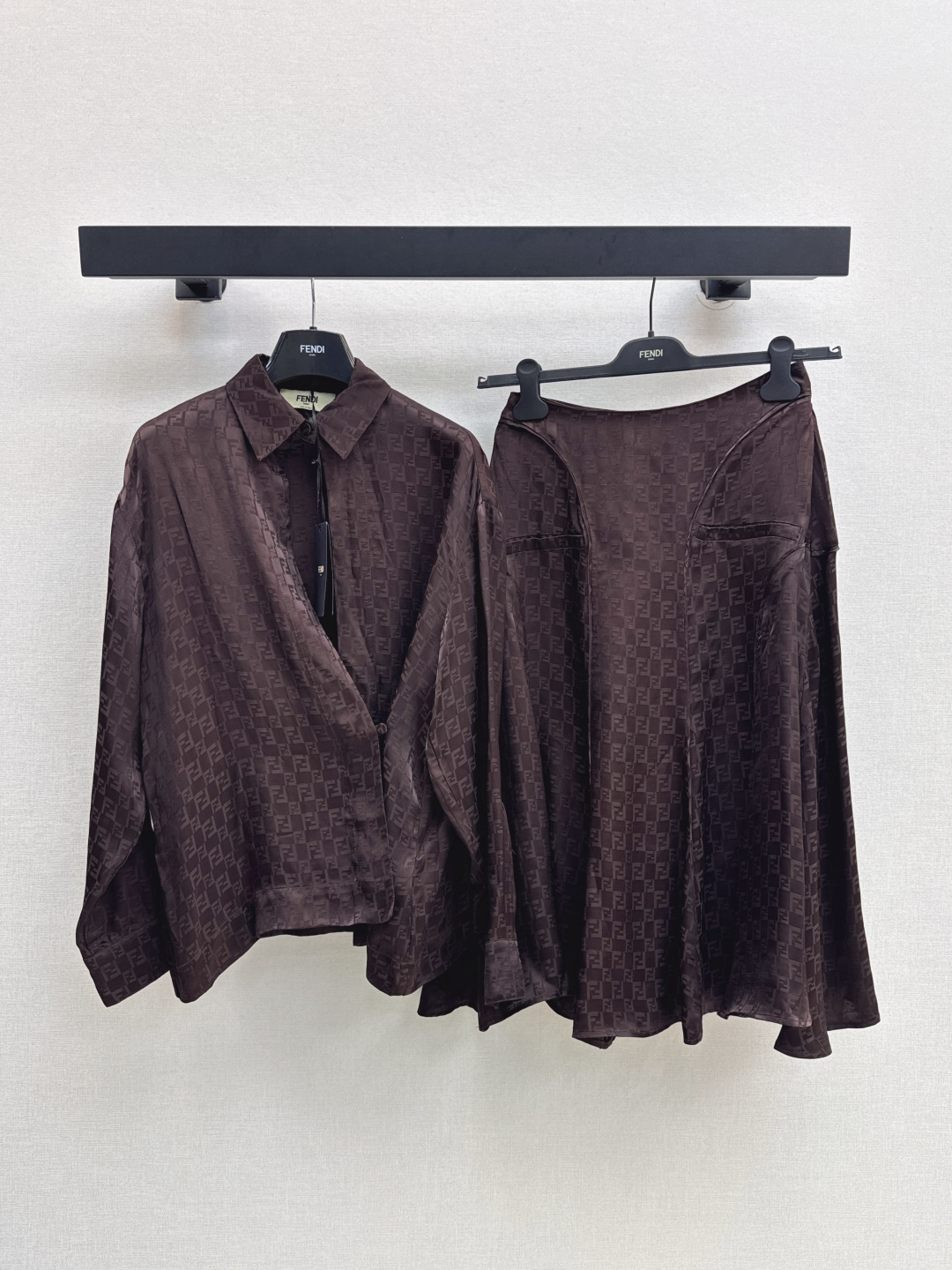 NO:461574,FD 25Ss———The latest side-made long-sleeved shirts in autumn and winter, customized logo jacquard fabric, silky and smooth, classic and stylish, everything can be perfectly controlled, high-end ready-to-wear method, the details are so beautiful!  Exquisite and daily, easy to control, casual girlish feeling, one-size-spot sml,shirts,alexander wang19860909FD 25Ss————秋冬最新款侧边做法长袖衬衫 定制logo提花面料 面料丝滑光洁 经典又有型 各种都能完美驾驭 高级成衣做法 细节美到爆！精美又日常 轻松驾驭 休闲少女感 一色现货发售sml,,shirts,alexander wang,Women's clothing