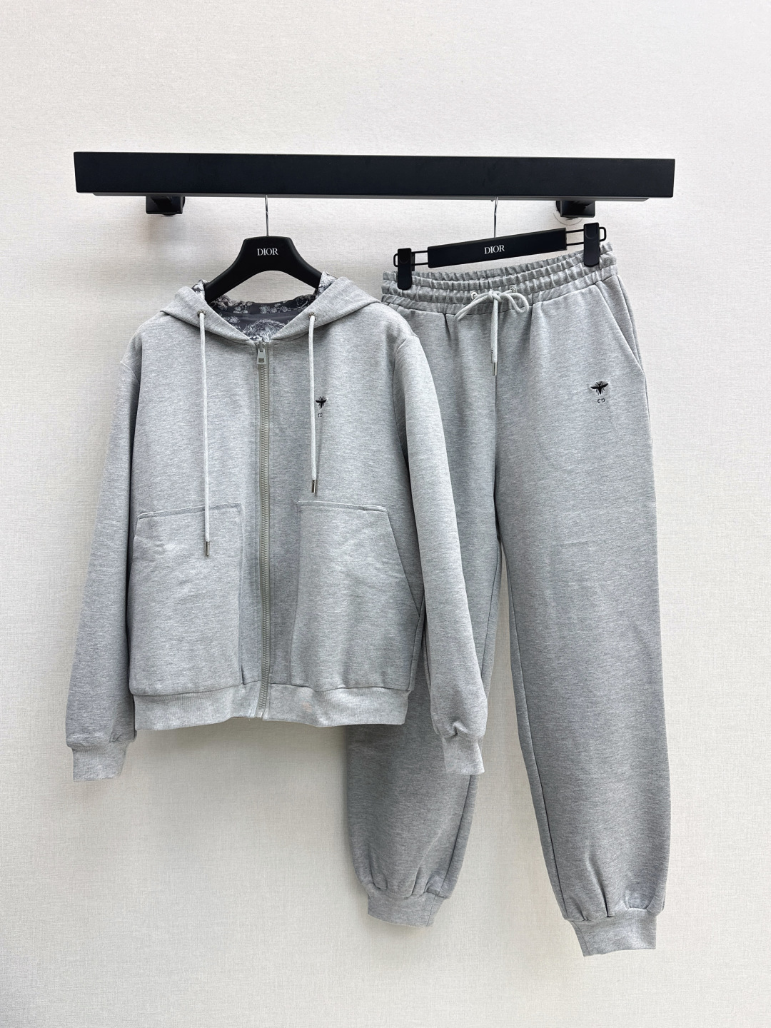 NO:461541,CD 25Ss————The latest casual suit for autumn and winter, hooded jacket + elastic waist trousers on both sides, customized imported cotton-like material, texture and luster, high-quality, loose silhouette hooded drawstring jacket, zipper placket adjustment, full of sports and leisure, one side is plain color with bee CD logo, the other side is covered with animals and plants, natural from element printing, full of old money, the drawstring at waist is elastic and moderate, the outfit is stylish, simple and fashionable, easy to control every day of commuting, one set, two colors are available in stock, sml,, jackets & coats, hats, alexander wang19860909CD 25Ss————秋冬最新款休闲套装两面穿连帽外套+松紧腰长裤 定制进口棉感材质 质感光泽 品相高级 宽松廓形连帽抽绳外套 拉链开襟调节 运动休闲感十足 一面素色配蜜蜂CD徽标 另一面满铺动植物自然从元素印花 老钱感十足 腰间抽绳松紧有度 穿搭有型 简约不失时尚感 日常通勤都能轻松驾驭 一套出 两色现货发售sml,,jackets & coats,hats,alexander wang,Women's clothing