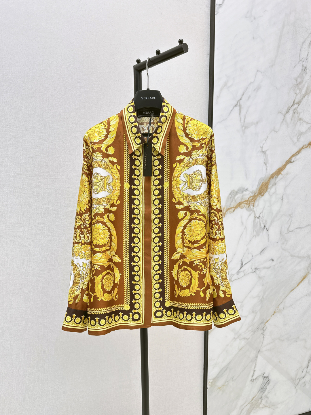 NO:461645,Recommended for the explosive order Ver 25Ss——————The latest Baroque positioning printed silk shirt with rich gold and brown interwoven colors 100% silk twill fabric Medusa metal buckle is super beautiful Original positioning printed pattern Classic style is not picky Retro and fashionable and high-end items Super slim on the upper body A must-have artifact of white and rich beauty One-color spot sml, Shirts, real silk, alexander wang19860909爆单推荐 Ver 25Ss————早秋最新款巴洛克定位印花真丝衬衫浓郁的金色与棕色交织色系 百分百真丝斜纹绸面料 美杜莎金属扣超美 原版定位印花图案 经典版型不挑人 复古时髦又高级的单品 上身超显瘦 白富美必入神器 一色现货发售sml,,shirts,real silk,alexander wang,Women's clothing