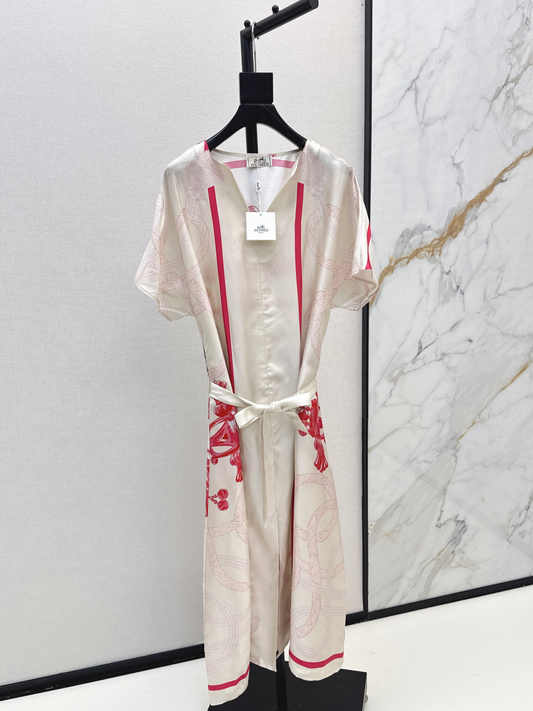 NO:461637,Exclusive first launch Her 25Ss—————The latest pattern positioning print of early autumn 100% twill silk silk dress with white and rich beauty must-have versatile items. Full positioning print. Temperament V-neck loose style design concept is simple and elegant. The casual belt is super slim. One-color spot is available for sale smlxl, skirts, real silk, alexander wang19860909独家首发 Her 25Ss————早秋最新款图案定位印花百分百斜纹绸真丝连衣裙白富美必备百搭单品 全定位印花 气质V领宽松版型设计理念简约大气 随性系上腰带上身超显瘦 一色现货发售smlxl,,skirts,real silk,alexander wang,Women's clothing