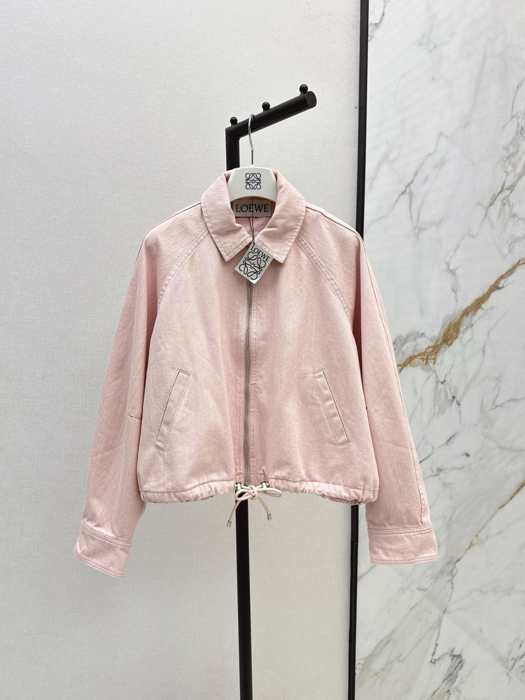 NO:461628,Fashionable and exquisite outfit Loe 25Ss————————The latest old two-color woven denim balloon jacket with a slack and full refreshing look imported denim jeans have a strong sense of skin-skinned custom active washing process Handmade oil-edged leather strip design Modern and fashionable overzise hem drawstring design Loose style is not picky and versatile and fashionable, the upper body is super slim, imported washing denim fabric has a wide and stylish texture, two colors are on sale in stock sml, loewe, jackets & coats, jackets & coats, alexander wang19860909时髦精穿搭 Loe 25Ss—————早秋最新款做旧双色织牛仔气球夹克外套松弛感拉满的清爽look 进口牛仔筋骨感十足定制活性洗水工艺 手工油边皮条设计摩登时髦overzise下摆抽绳设计 宽松版型不挑人百搭又时髦 上身超显瘦 进口洗水牛仔面料质感挺阔有型 两色现货发售sml,,loewe,jackets & coats,jackets & coats,alexander wang,Women's clothing