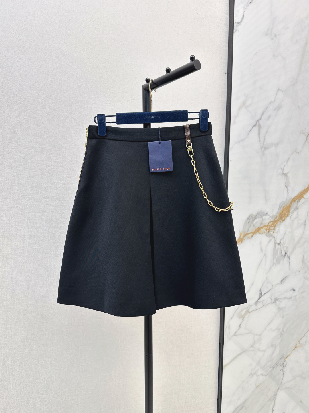 NO:461620,L Home 25Ss——————The latest presbyterian leather decorative suit skirt in early autumn. Chain decoration. Simple and capable. Specially modify the figure. Slim legs. Presbyterian leather on the side is low-key and fashionable. It is easy to wear with a suit jacket of the same color to create a capable and soft sense of power. No matter what body it is, it can be easily decorated. Daily casual commuting is very good. SML is available in stock,,louis vuitton, skirts, jackets & coats, business suit, alexander wang19860909L家 25Ss————早秋最新款老花皮革装饰西装半裙 链条装饰 简约又干练 特别修饰身材 显腿细 侧边老花皮革点缀低调又时髦 搭配同色系西装外套轻松穿出干练又柔美的力量感 不管什么身材都能轻松修饰 日常休闲通勤都很不错 一色现货发售sml,,louis vuitton,skirts,jackets & coats,business suit,alexander wang,Women's clothing