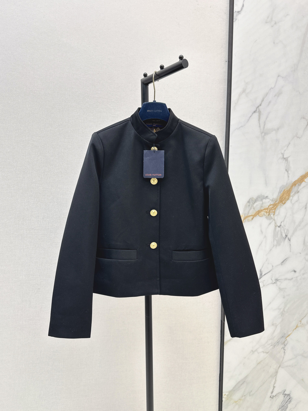 NO:461610,L Home 25Ss——————The latest stand-up collar gold button suit jacket in early autumn. Short three-dimensional style is easy to wear to create a high-end tone. Any body shape can easily have right-angle shoulders. It can be fashionable and elegant when paired. It is awesome to wear. The logo is lined with custom gold button decoration. Easy to match. A versatile item for all casual and important occasions. It is available in stock. Smlxl,,louis vuitton,jackets & coats,business suit,alexander wang19860909L家 25Ss————早秋最新款立领金扣西装外套 短款立体版型轻松穿出高级调性 任何身材都可 轻松拥有直角肩 搭配起来可时髦可优雅 可塑性实穿性超赞 logo内衬点缀 定制金扣饰装饰 轻松搭配 休闲重要场合通吃的百搭单品 一色现货发售smlxl,,louis vuitton,jackets & coats,business suit,alexander wang,Women's clothing