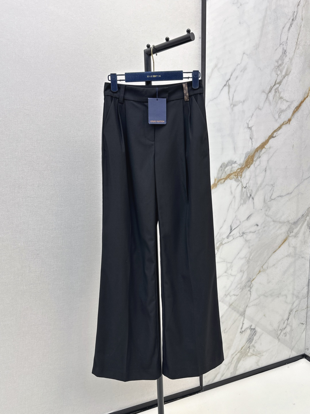 NO:461602,L Family 25Ss———The latest presbyterian leather brand decorative suit pants in early autumn. It comes with its own brand's iconic fashionable and elegant style. It looks slim and tall. The one that can be closed in the eyes can be worn with an elegant feminine charm. It is available in stock. SMLXL,,louis vuitton,business suit,alexander wang19860909L家 25Ss———早秋最新款老花皮牌装饰西装裤 自带品牌标志性时髦大气 显瘦显高一绝 可闭眼入的那一挂 轻松搭配就能穿出优雅女性魅力 一色现货发售smlxl,,louis vuitton,business suit,alexander wang,Women's clothing