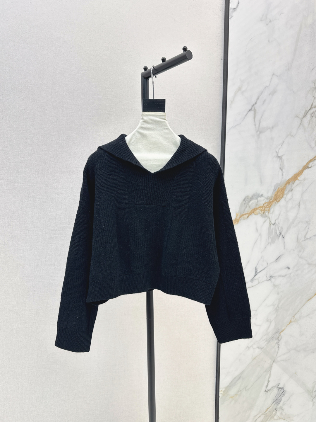 NO:461539,Her 25Ss————The latest autumn and winter letter knitted pattern sweater age-reducing large lapel design. Minimalist dressing design is fashionable and high-end. Heavy imported 100% wool quality control is required. Swiss woven craftsmanship is simple and elegant. Elegant and versatile. Not to pick people. A must-have fashionable and high-end item for white and rich beauty. Two-color spot sale sml, sweaters, alexander wang19860909Her 25Ss————秋冬最新款字母提织图案毛衣减龄大翻领设计 极简穿搭设计感时髦又高级 重磅进口百分百羊毛品质控必入 瑞士机织工艺简洁大气 气质优雅百搭不挑人 白富美必备时髦高级单品 两色现货发售sml,,sweaters,alexander wang,Women's clothing