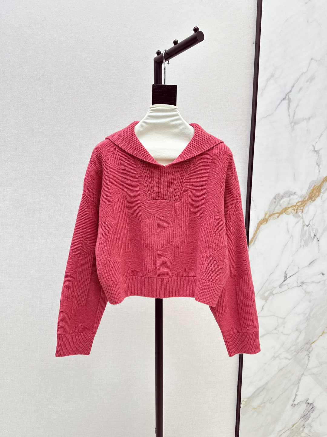 NO:461532,Her 25Ss————The latest autumn and winter letter knitted pattern sweater age-reducing large lapel design. Minimalist dressing design is fashionable and high-end. Heavy imported 100% wool quality control is required. Swiss woven craftsmanship is simple and elegant. Elegant and versatile. Not to pick people. A must-have fashionable and high-end item for white and rich beauty. Two-color spot sale sml, sweaters, alexander wang19860909Her 25Ss————秋冬最新款字母提织图案毛衣减龄大翻领设计 极简穿搭设计感时髦又高级 重磅进口百分百羊毛品质控必入 瑞士机织工艺简洁大气 气质优雅百搭不挑人 白富美必备时髦高级单品 两色现货发售sml,,sweaters,alexander wang,Women's clothing