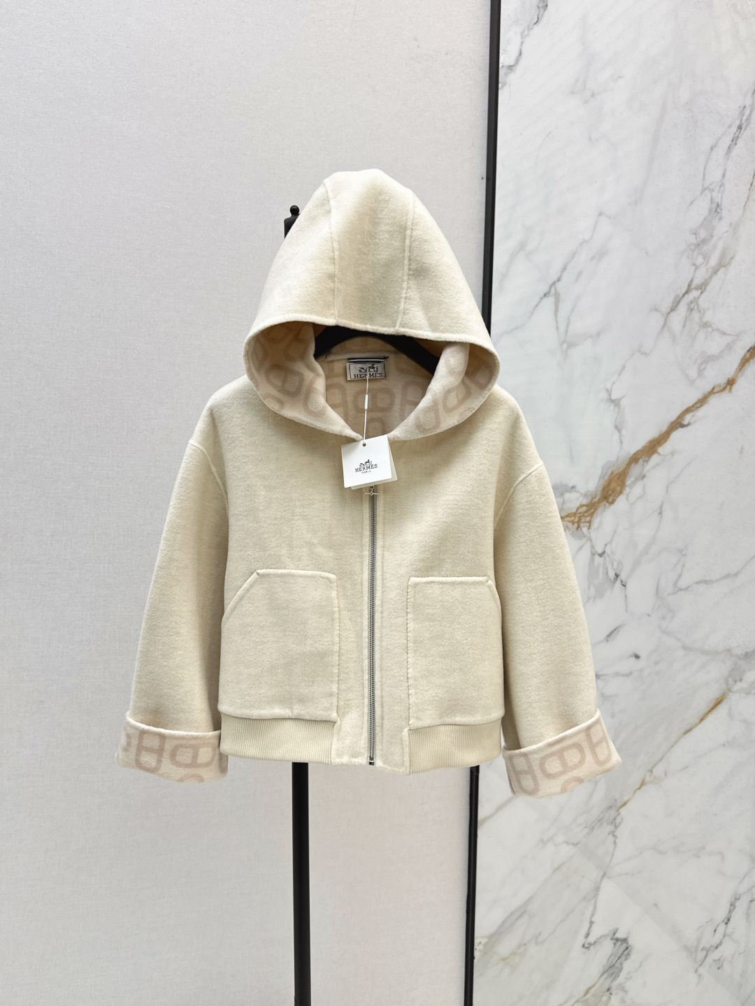 NO:461526,With dust bag Her 25Ss———The latest double-sided cashmere short coat with autumn and winter, high-end versatile series, customized double-sided logo, cashmere material, soft, glutinous, delicate, pure handmade craft, mold opening zipper pendant design, classic H-style style not picky, super high-end warm and slim, three-color spot on sale, sml, alexander wang19860909配防尘袋Her 25Ss————秋冬最新款双面羊绒短款大衣高级百搭系列 定制双面logo羊绒材质手感软糯细腻纯手工制作工艺 开模拉链挂坠设计 经典H版型不挑人上身超高级保暖又显瘦 三色现货发售sml,,alexander wang,Women's clothing