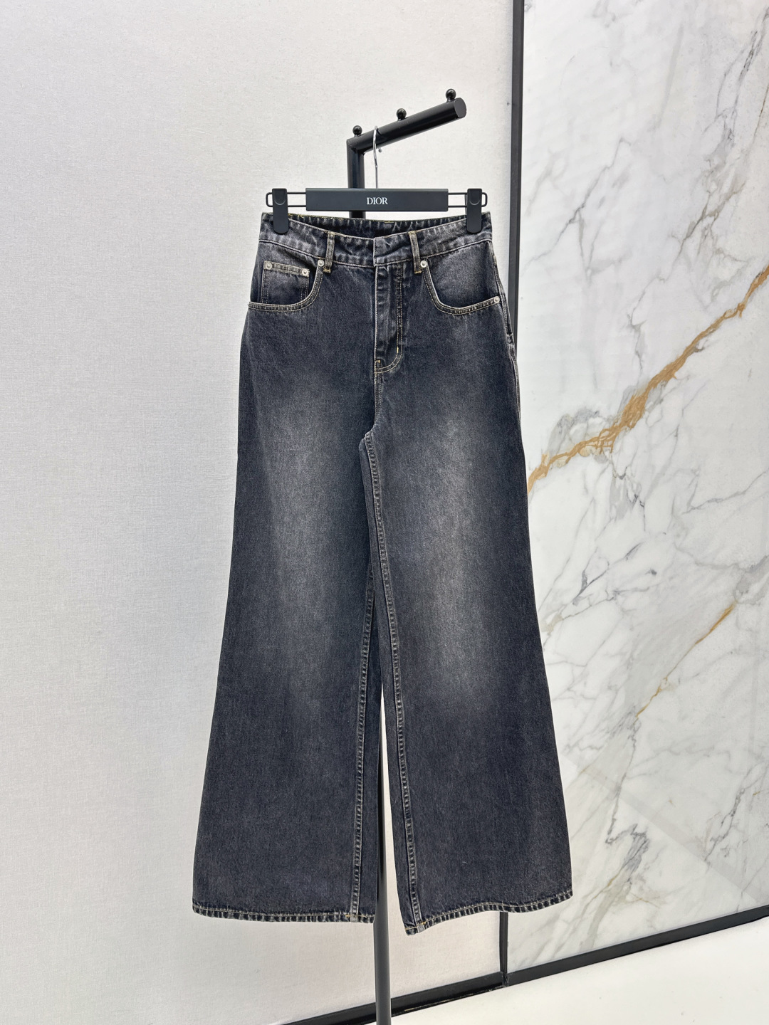 NO:461579,Recommended single models CD 25Ss————The latest handsome denim suit in autumn and winter, small short denim jacket + straight pants, super fashionable new denim jeans, fermented wash personalized tone, cool and cool, custom-made high-quality twill cotton-washed denim fabric, delicate and natural texture, both skewed and soft, fermented and washed color is not picky, classic color that is super beautiful, super good, two colors are developed separately, sml on sale in stock, long, jackets & coats, alexander wang19860909爆单款推荐 CD 25Ss————秋冬最新款帅气牛仔套装 小短款牛仔外套+直筒裤 超时髦新款丹宁牛仔 酵洗个性色调上身又酷又飒爽 采用定制高品质斜纹棉质水洗牛仔面料 纹理细腻棉感自然 既有筋骨感又不失柔软 酵洗色不挑人的经典色 超级漂亮 细节做工超级好 两色分开发 现货发售sml 长,,jackets & coats,alexander wang,Women's clothing