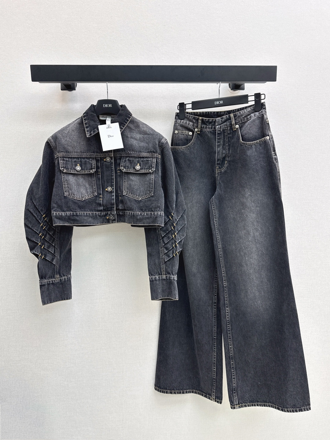 NO:461572,Recommended single models CD 25Ss————The latest handsome denim suit in autumn and winter, small short denim jacket + straight pants, super fashionable new denim jeans, fermented wash, personalized tone, cool and cool, custom-made high-quality twill cotton-washed denim fabric, delicate texture, natural cotton, not only skewed, but also soft, fermented color is not picky, classic color that is super beautiful, super good, two colors are developed separately, sml on stock,, jackets & coats, alexander wang19860909爆单款推荐 CD 25Ss————秋冬最新款帅气牛仔套装 小短款牛仔外套+直筒裤 超时髦新款丹宁牛仔 酵洗个性色调上身又酷又飒爽 采用定制高品质斜纹棉质水洗牛仔面料 纹理细腻棉感自然 既有筋骨感又不失柔软 酵洗色不挑人的经典色 超级漂亮 细节做工超级好 两色分开发 现货发售sml 外,,jackets & coats,alexander wang,Women's clothing