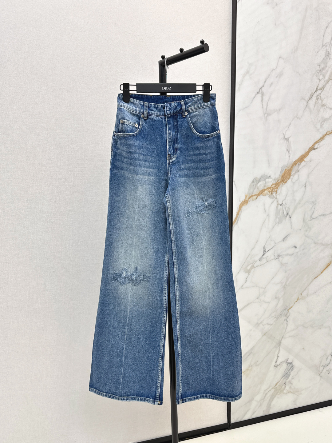 NO:461564,Recommended single models CD 25Ss————The latest handsome denim suit in autumn and winter, small short denim jacket + straight pants, super fashionable new denim jeans, fermented wash personalized tone, cool and cool, custom-made high-quality twill cotton-washed denim fabric, delicate and natural texture, both skewed and soft, fermented and washed color is not picky, classic color that is super beautiful, super good, two colors are developed separately, sml on sale in stock, long, jackets & coats, alexander wang19860909爆单款推荐 CD 25Ss————秋冬最新款帅气牛仔套装 小短款牛仔外套+直筒裤 超时髦新款丹宁牛仔 酵洗个性色调上身又酷又飒爽 采用定制高品质斜纹棉质水洗牛仔面料 纹理细腻棉感自然 既有筋骨感又不失柔软 酵洗色不挑人的经典色 超级漂亮 细节做工超级好 两色分开发 现货发售sml 长,,jackets & coats,alexander wang,Women's clothing