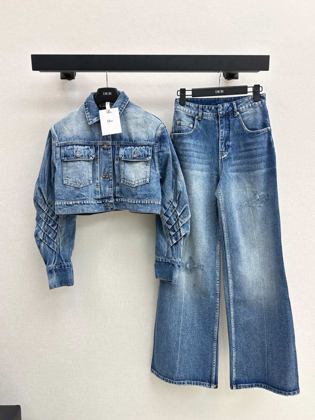 NO:461557,Recommended single models CD 25Ss————The latest handsome denim suit for autumn and winter, small short denim jacket + straight pants, super fashionable new denim jeans, fermented wash personalized tone, cool and cool, custom-made high-quality twill cotton-washed denim fabric, delicate and natural texture, both skewed and soft, fermented and washed colors are not picky, classic colors that are super beautiful, super good in details, two colors are developed separately, sml jackets,, jackets & coats,alexander wang19860909爆单款推荐 CD 25Ss————秋冬最新款帅气牛仔套装 小短款牛仔外套+直筒裤 超时髦新款丹宁牛仔 酵洗个性色调上身又酷又飒爽 采用定制高品质斜纹棉质水洗牛仔面料 纹理细腻棉感自然 既有筋骨感又不失柔软 酵洗色不挑人的经典色 超级漂亮 细节做工超级好 两色分开发 现货发售sml 外套,,jackets & coats,alexander wang,Women's clothing