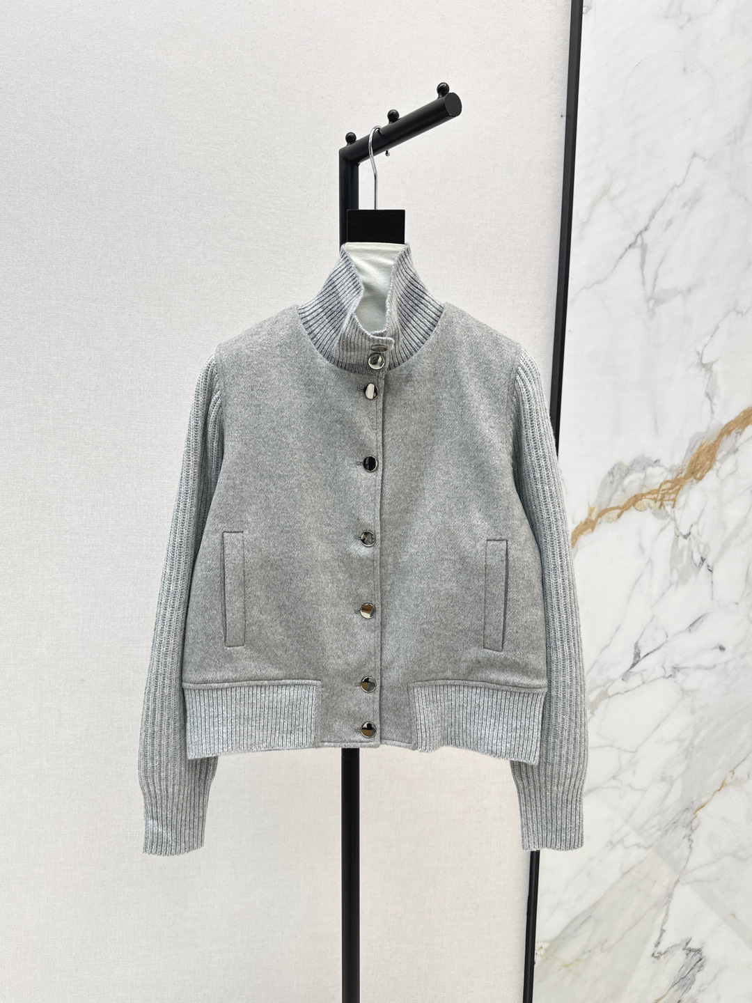 NO:461550,Gao Zhishen outfit LP 25Ss———The latest style of autumn and winter old-fashion style style, cashmere wool jacket quality control, 100% imported cashmere heavy yarn texture is invincible, customized plaid double-sided tweed splicing design, gold silk cashmere rib splicing simple and atmospheric, white and rich beauty must have high-end items, classic short style, tall and slim, two-color spot on sale sml, loro piano, jackets & coats, jackets & coats, alexander wang19860909高智感穿搭 LP 25Ss————秋冬最新款老钱风穿搭气质羊绒毛呢夹克外套品质控必入 百分百进口羊绒重磅克重纱线质感无敌赞 定制格纹双面呢拼接设计 金丝羊绒罗纹拼接简约大气 白富美必备高级单品 经典小短款版型上身高挑又显瘦 两色现货发售sml,,loro piana,jackets & coats,jackets & coats,alexander wang,Women's clothing