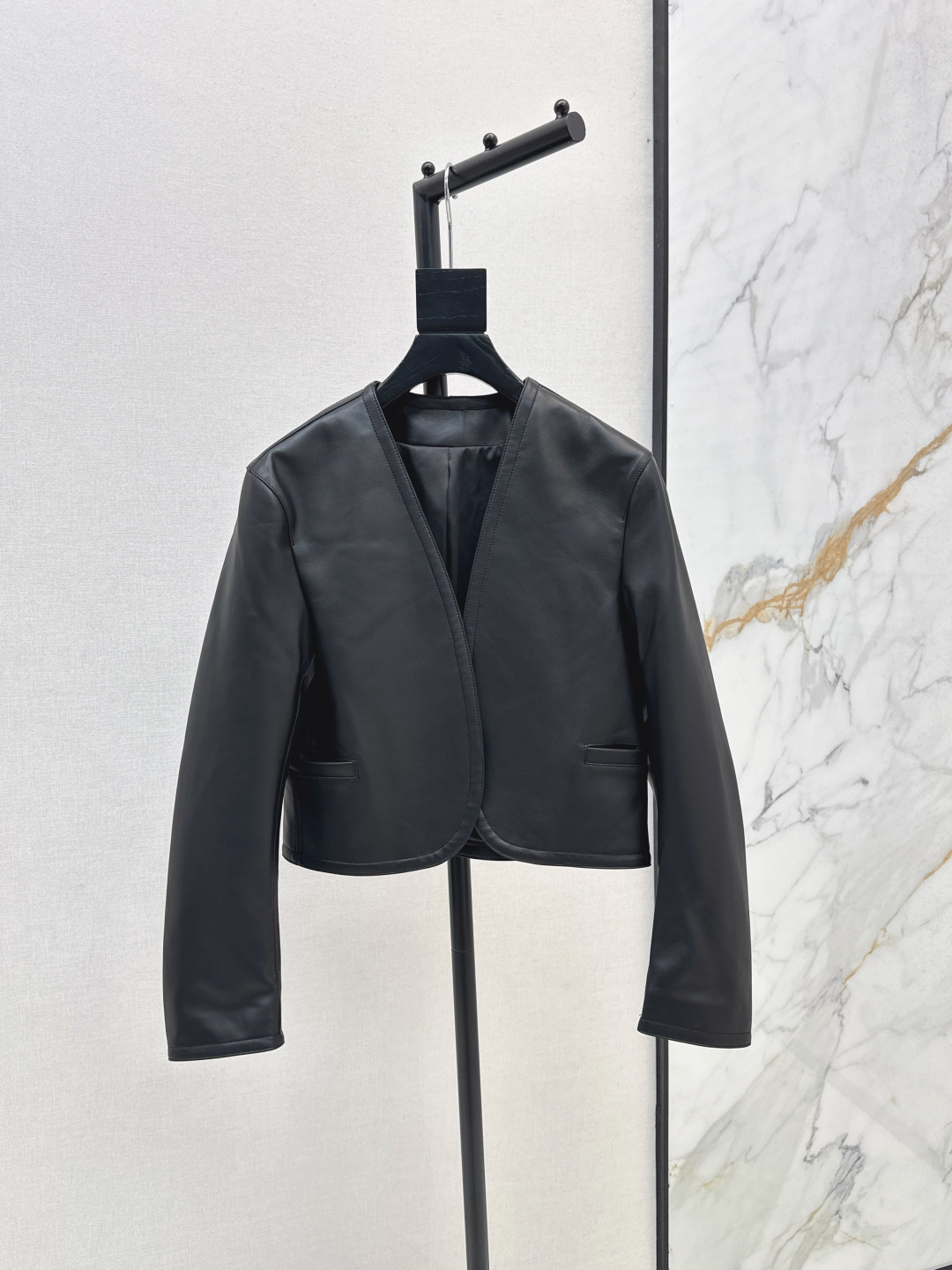 NO:461544,Exclusive first release with dust bag Ala ~ 25Ss———The latest high-end minimalist style scimitar sleeves and open-collar jackets in autumn and winter, 100% lambskin fabric, curved cut small short style, versatile and not picky, super positive, elegant and handsome, white and rich, must-have fashionable items, one-color spot on sale sml,, jackets & coats, jackets & coats, sheepskin, alexander wang19860909配防尘袋独家首发 Ala～ 25Ss————秋冬最新款高级极简风弯刀袖开领夹克小外套百分百小羊皮面料 弧形剪裁小短款版型 百搭不挑人上身超级正 优雅帅气白富美必入时髦单品 一色现货发售sml,,jackets & coats,jackets & coats,sheepskin,alexander wang,Women's clothing