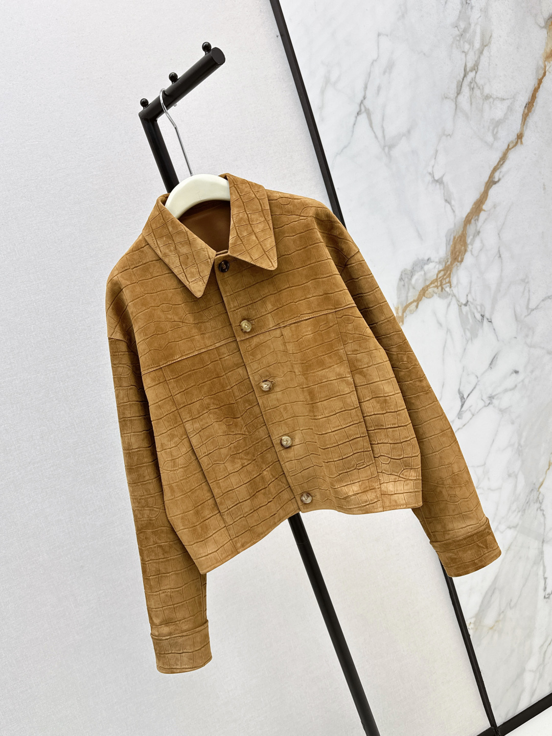 NO:461537,Exclusive first launch with dust bag L family 25Ss————The latest fashion style jacket with the same autumn and winter fashion style exclusive custom crocodile texture suede suede craftsmanship, the real thing looks good and fried~ Super stacking artifact, classic H short style, huge slim upper body, 100% imported suede lambskin, sweet and cool fashionable girl's wardrobe essential temperament items, two colors are on sale in stock, sml, louis vuitton, jackets & coats, jackets & coats, sheepskin, chamois leather, alexander wang19860909配防尘袋独家首发 L家 25Ss————秋冬最新走秀同款时髦精夹克外套独家定制鳄鱼纹理麂皮绒面工艺 实物好看炸～ 超级叠搭神器 经典H短款版型上身巨显瘦 百分百进口麂皮绒小羊皮 甜酷的时髦少女衣橱必备气质单品 两色现货发售sml,,louis vuitton,jackets & coats,jackets & coats,sheepskin,chamois leather,alexander wang,Women's clothing