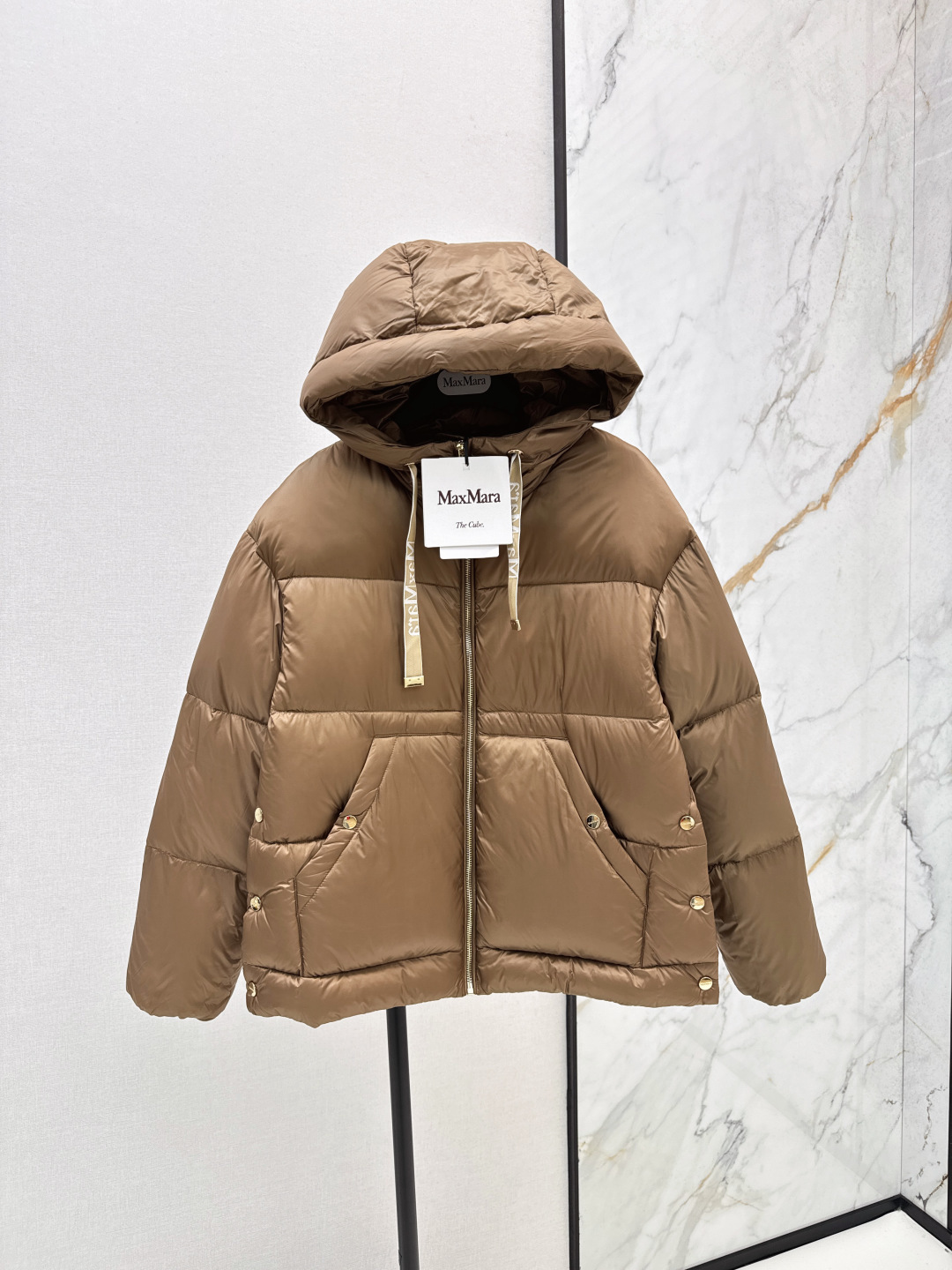 NO:461531,Original quality with dust bag Max 25Ss————The latest classic armband decorative hooded down jacket in autumn and winter, classic three-dimensional H-shaped tailoring, classic fashionable and handsome, original letter logo armband decorative webbing, highlighting brand recognition, national standard imported 90 white goose down fabric, excellent texture, imported machine sewing, original hardware accessories, complete label hanging Recommended Three-color spot sale smlxl,, jackets & coats, down jacket, hats, alexander wang19860909配防尘袋原单品质 Max 25Ss————秋冬最新款经典袖标装饰连帽羽绒服外套 经典立体H版型剪裁 经典时髦又帅气 原版字母logo袖标装饰织带 彰显品牌辨识度 国标进口90白鹅绒 进口再生尼龙面料质感超赞 进口机缝制 原版五金配件 标吊齐全 推荐 三色现货发售smlxl,,jackets & coats,down jacket,hats,alexander wang,Women's clothing