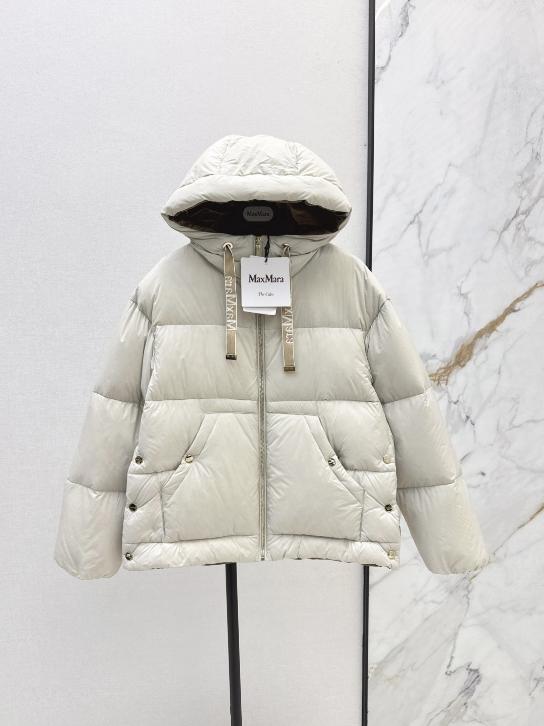 NO:461525,Original quality with dust bag Max 25Ss————The latest classic armband decorative hooded down jacket in autumn and winter, classic three-dimensional H-shaped tailoring, classic fashionable and handsome, original letter logo armband decorative webbing, highlighting brand recognition, national standard imported 90 white goose down fabric, imported recycled nylon fabric with excellent texture, imported machine sewing, original hardware accessories, complete label hanging Recommended Three-color spot sale smlxl,, jackets & coats, down jacket, hats, alexander wang19860909配防尘袋原单品质 Max 25Ss————秋冬最新款经典袖标装饰连帽羽绒服外套 经典立体H版型剪裁 经典时髦又帅气 原版字母logo袖标装饰织带 彰显品牌辨识度 国标进口90白鹅绒 进口再生尼龙面料质感超赞 进口机缝制 原版五金配件 标吊齐全 推荐 三色现货发售smlxl,,jackets & coats,down jacket,hats,alexander wang,Women's clothing