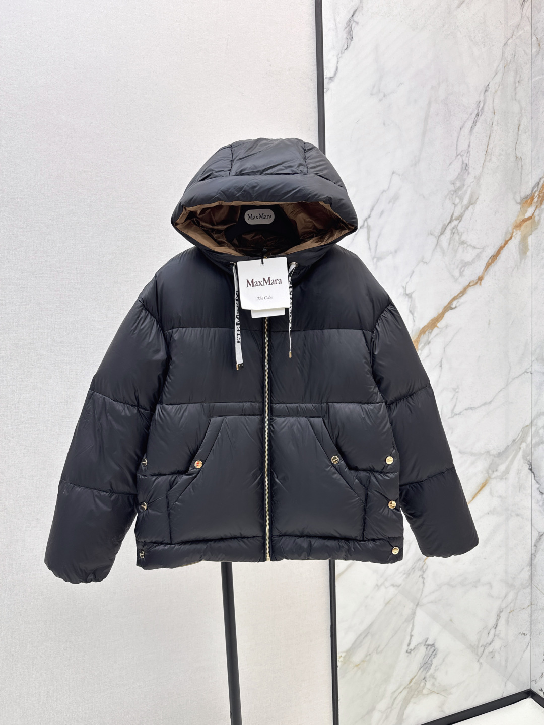 NO:461520,Original quality with dust bag Max 25Ss————The latest classic armband decorative hooded down jacket in autumn and winter, classic three-dimensional H-shaped tailoring, classic fashionable and handsome, original letter logo armband decorative webbing, highlighting brand recognition, national standard imported 90 white goose down fabric, imported recycled nylon fabric with excellent texture, imported machine sewing, original hardware accessories, complete label hanging Recommended Three-color spot sale smlxl,, jackets & coats, down jacket, hats, alexander wang19860909配防尘袋原单品质 Max 25Ss————秋冬最新款经典袖标装饰连帽羽绒服外套 经典立体H版型剪裁 经典时髦又帅气 原版字母logo袖标装饰织带 彰显品牌辨识度 国标进口90白鹅绒 进口再生尼龙面料质感超赞 进口机缝制 原版五金配件 标吊齐全 推荐 三色现货发售smlxl,,jackets & coats,down jacket,hats,alexander wang,Women's clothing