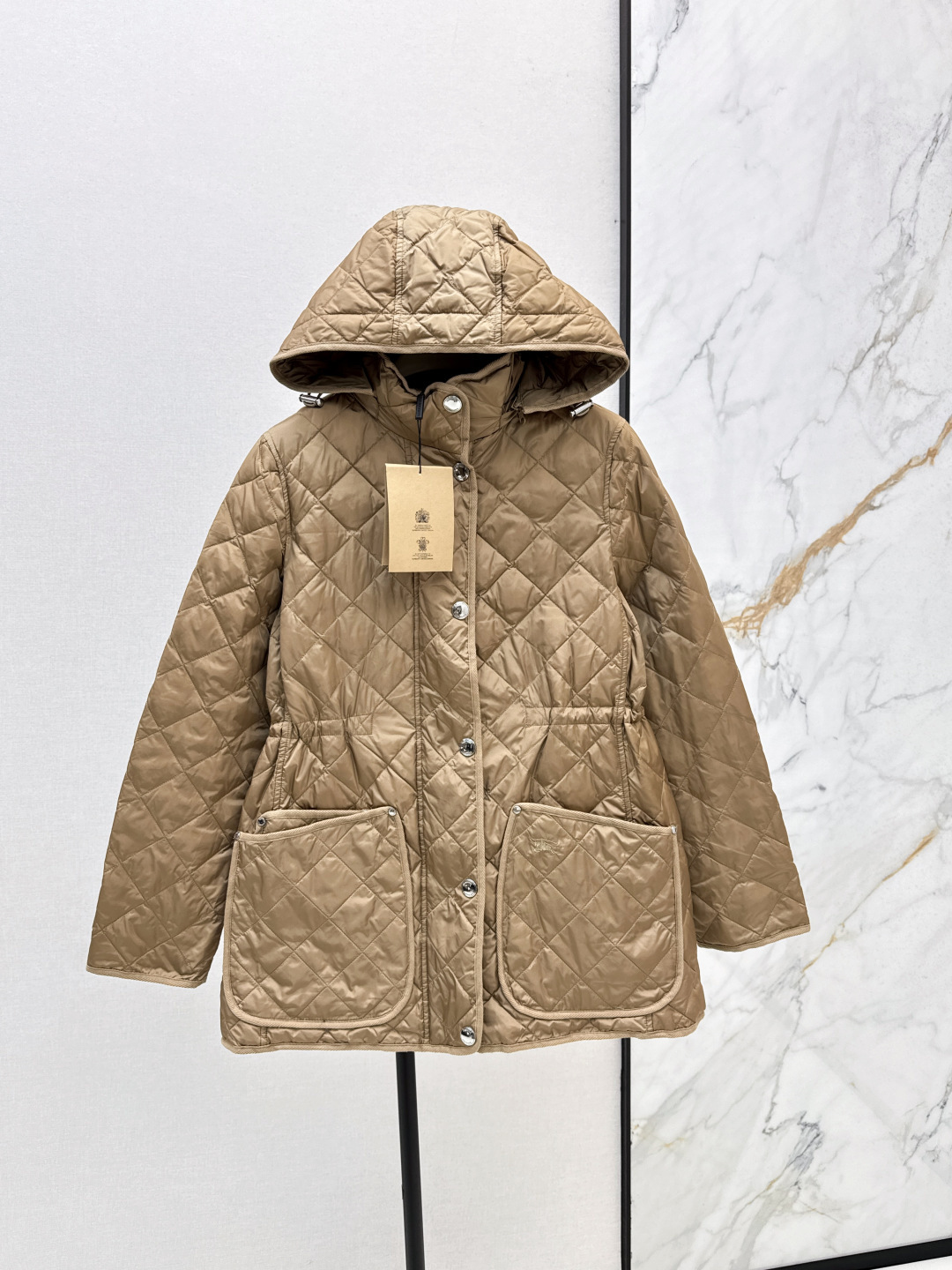 NO:461514,Essential series for autumn and winter with dust bags Original single quality Bur 25Ss———The latest diamond quilted drawstring hooded down jacket mid-length jacket for autumn and winter Developed custom worsted nylon canvas fabric Brand classic khaki and black selection Large body lining Vintage retro check lining Imported machine creates super fine retro diamond lattice sewing process, thin interior 90 white goose velvet filling, all wiring is in place, the fitting style is especially suitable for daily wear, the large pocket design is practical and fashionable, low-key and recognizable, complete three standards, close your eyes!  Two colors spot sale smlxl, burberry, jackets & coats, down jacket, hats, alexander wang19860909配防尘袋秋冬必备系列 原单品质 Bur 25Ss———秋冬最新款菱形绗缝抽绳连帽羽绒服中长款外套 开发定制精纺尼龙帆布面料 品牌经典卡其色与黑色两色选 大身内衬Vintage 复古格纹里衬 进口机打造超精细复古菱格衍缝工艺 内部轻薄90白鹅绒填充物 走线全部一条到位 合身版型裁剪特别适合日常穿着 大口袋设计实用又显时髦 低调不失辨识度 三标齐全 闭眼入！两色现货发售smlxl,,burberry,jackets & coats,down jacket,hats,alexander wang,Women's clothing