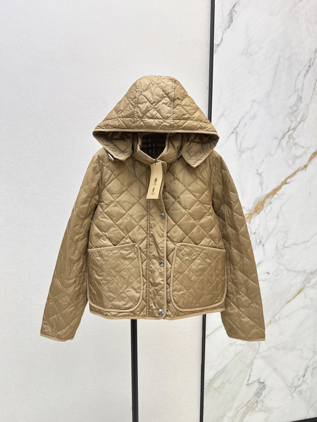 NO:461509,Essential series for autumn and winter with dust bags Original single quality Bur 25Ss———The latest diamond quilted hooded down jacket in autumn and winter, developed customized worsted nylon canvas fabric, brand classic khaki and black, large body lining Vintage retro plaid lining, imported machine creates super fine retro diamond lattice sewing process, thin interior 90 white goose velvet filling, all wiring is in place, fitted style is especially suitable for daily wear, large pocket design is practical and fashionable, low-key and recognizable, complete three standards, close your eyes!  Two colors spot sale smlxl, burberry, jackets & coats, down jacket, hats, alexander wang19860909配防尘袋秋冬必备系列 原单品质 Bur 25Ss———秋冬最新款菱形绗缝连帽羽绒服短款外套 开发定制精纺尼龙帆布面料 品牌经典卡其色与黑色两色选 大身内衬Vintage 复古格纹里衬 进口机打造超精细复古菱格衍缝工艺 内部轻薄90白鹅绒填充物 走线全部一条到位 合身版型裁剪特别适合日常穿着 大口袋设计实用又显时髦 低调不失辨识度 三标齐全 闭眼入！两色现货发售smlxl,,burberry,jackets & coats,down jacket,hats,alexander wang,Women's clothing