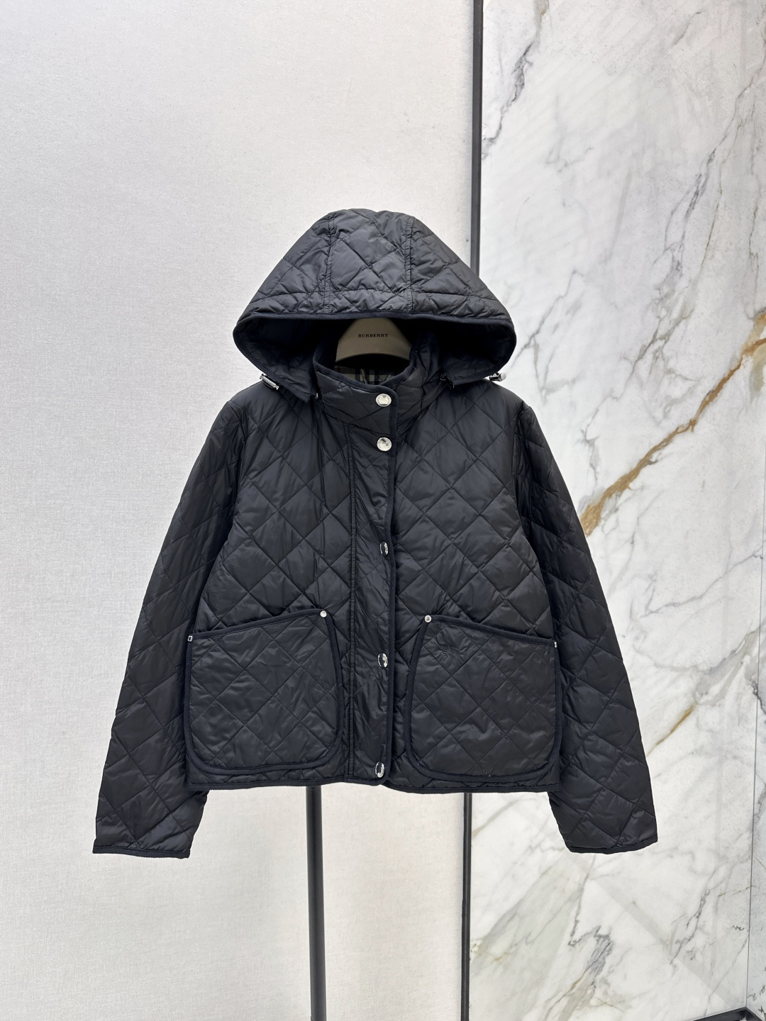 NO:461505,Essential series for autumn and winter with dust bags Original single quality Bur 25Ss———The latest diamond quilted hooded down jacket in autumn and winter, developed customized worsted nylon canvas fabric, brand classic khaki and black, large body lining Vintage retro plaid lining, imported machine creates super fine retro diamond lattice sewing process, thin interior 90 white goose velvet filling, all wiring is in place, fitted style is especially suitable for daily wear, large pocket design is practical and fashionable, low-key and recognizable, complete three standards, close your eyes!  Two colors spot sale smlxl, burberry, jackets & coats, down jacket, hats, alexander wang19860909配防尘袋秋冬必备系列 原单品质 Bur 25Ss———秋冬最新款菱形绗缝连帽羽绒服短款外套 开发定制精纺尼龙帆布面料 品牌经典卡其色与黑色两色选 大身内衬Vintage 复古格纹里衬 进口机打造超精细复古菱格衍缝工艺 内部轻薄90白鹅绒填充物 走线全部一条到位 合身版型裁剪特别适合日常穿着 大口袋设计实用又显时髦 低调不失辨识度 三标齐全 闭眼入！两色现货发售smlxl,,burberry,jackets & coats,down jacket,hats,alexander wang,Women's clothing