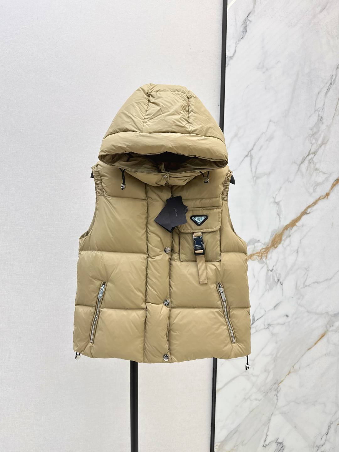 NO:461499,Original quality with dust bag PD 25Ss———The latest triangular sign hooded turtleneck down jacket vest in autumn and winter. Classic H-style, full score for appearance and wear rate. Super good looking 90 white goose down filling. Very warm. Warmness is very good. YB hardware accessories + chest logo leather card card decorative. Details are very good. Recommended. Three colors are available in stock. 38/40/42/44 9,,down jacket,hats,alexander wang19860909配防尘袋原单品质 PD 25Ss———秋冬最新款三角标牌连帽高领羽绒服马甲 经典H版型 出镜率和实穿率满分 超级好看 90白鹅绒填充 保暖度很好 保暖拒绝臃肿 YB五金配件+胸前logo皮牌卡扣装饰 细节就很加分 推荐 三色现货发售38/40/42/44 9,,down jacket,hats,alexander wang,Women's clothing