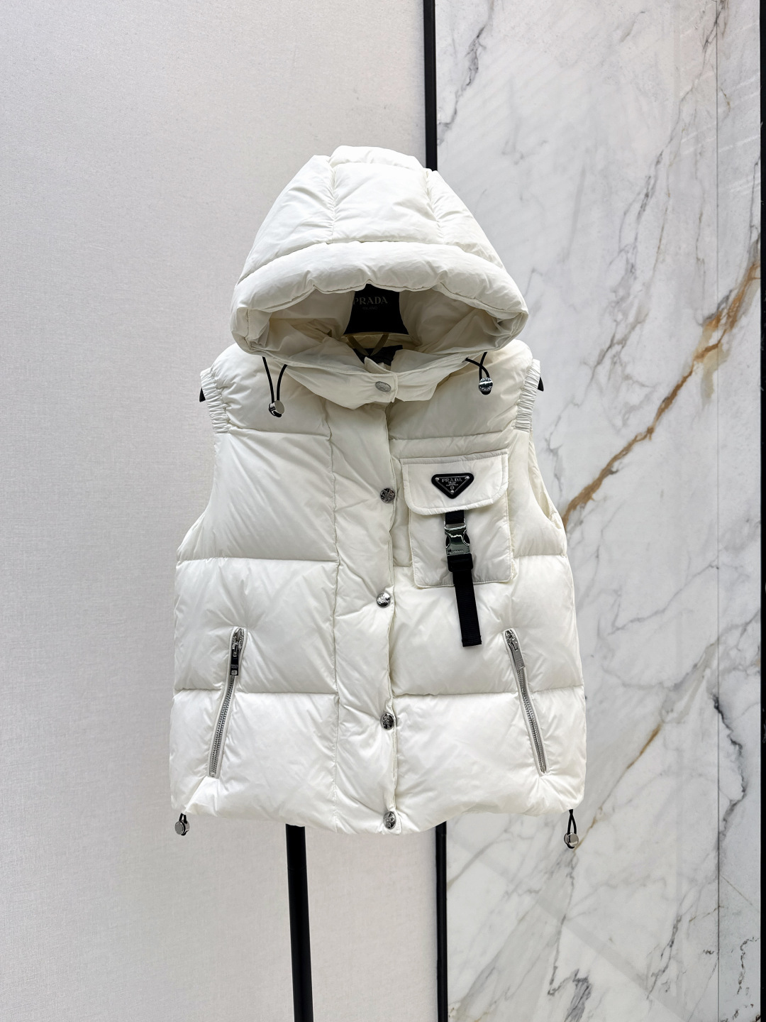 NO:461492,Original quality with dust bag PD 25Ss———The latest triangular sign hooded turtleneck down jacket vest in autumn and winter. Classic H-style, full score for appearance and wear rate. Super good looking. 90 white goose down filling. Very warm. Warmness. Reject to bloat. YB hardware accessories + chest logo leather card clasp decoration. Details are very good. Recommended. Three colors are available in stock. 38/40/42/44,, down jacket, hats, alexander wang19860909配防尘袋原单品质 PD 25Ss———秋冬最新款三角标牌连帽高领羽绒服马甲 经典H版型 出镜率和实穿率满分 超级好看 90白鹅绒填充 保暖度很好 保暖拒绝臃肿 YB五金配件+胸前logo皮牌卡扣装饰 细节就很加分 推荐 三色现货发售38/40/42/44,,down jacket,hats,alexander wang,Women's clothing