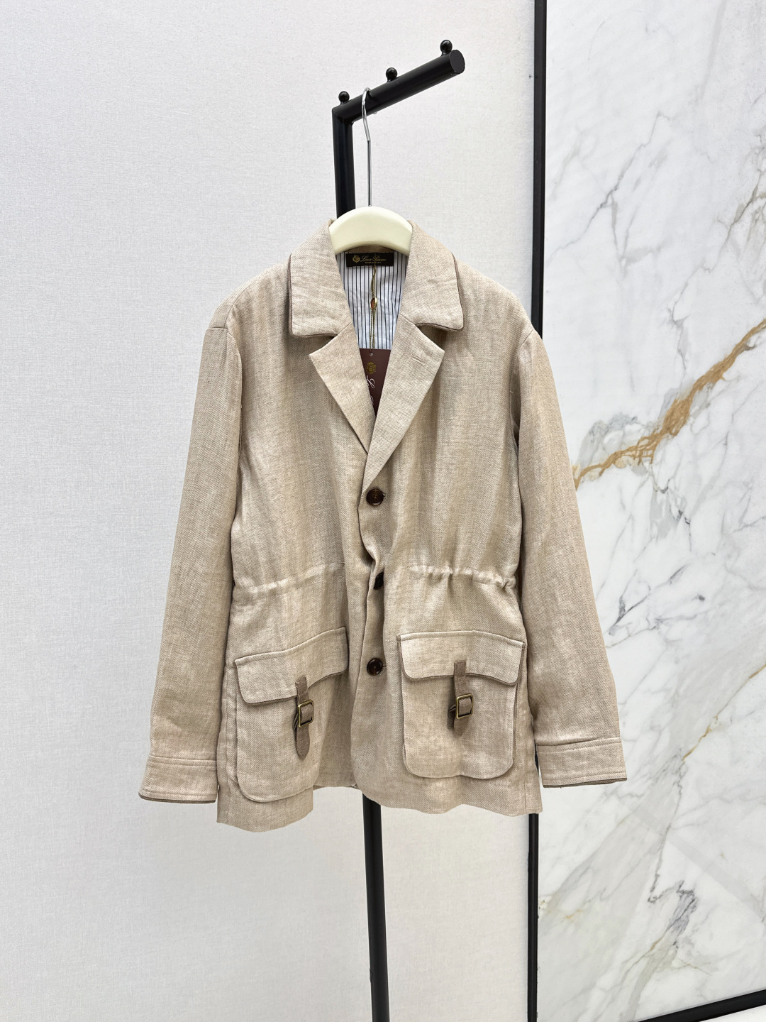 NO:461485,Exclusive first release LP 25Ss———The latest hunting linen jacket jacket in autumn and winter, the British old-fashioned style, the back and elbow pleated design improves comfort, the adjustable waist-hugging classic style is versatile and not picky, casual and handsome items, hand-wrapped craftsmanship, one-size-fitting sml, loro piano, jackets & coats, jackets & coats, alexander wang19860909独家首发 LP 25Ss————秋冬最新款猎装亚麻夹克外套英式老钱风穿搭 后背与手肘加褶设计提升舒适度 可调节收腰经典版型百搭不挑人 休闲帅气单品 手工包边工艺 一色现货发售sml,,loro piana,jackets & coats,jackets & coats,alexander wang,Women's clothing