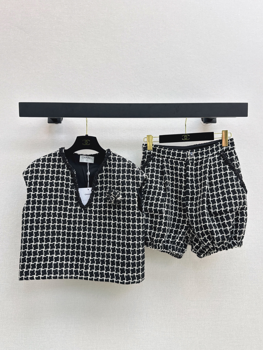 NO:461478,Exclusive first launch C home 25Ss———The latest black and white knitted plaid set in autumn and winter, checkered woven V-neck vest top + knitted lantern shorts, yb custom knitted fabric, really high-end, camellia brooch embellishment on the chest, appearance is online!  A delicate and fashionable style ~ the upper body looks slim and versatile, especially age-reducing and elegant. Recommended. One set is available in one color. SML, Chanel, shorts, brooch, breastpin, alexander wang19860909独家首发 C家 25Ss———秋冬最新款黑白编织格套装 方格纹编织V领马甲上衣+编织灯笼短裤 yb定制编织面料 真的很高级了 胸前山茶花胸针点缀 颜值在线！精致时髦的一款～上身显瘦又百搭 特别减龄优雅 推荐 一套出 一色现货发售sml,,chanel,shorts,brooch，breastpin,alexander wang,Women's clothing