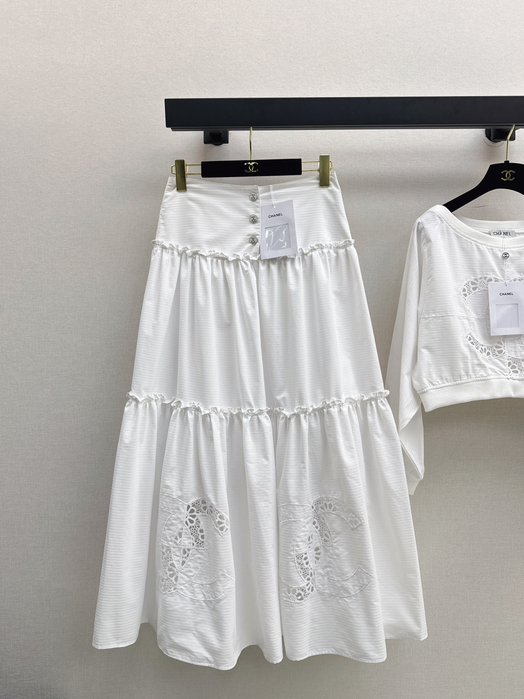 NO:461464,Exclusive first launch C home 25Ss———A new South French holiday style outfit suit hollow double C embroidered white coat + high-waisted embroidered skirt. Large round neck shows collarbone design and slim waist lace decoration. Paired with high-waisted spliced ​​skirt. Retro court style, beautiful upper body so that there is no friends. It has an elegant and gorgeous feeling. Recommend a set of matching. One color is available for sale in stock. Half, Chanel, skirts, alexander wang19860909独家首发 C家 25Ss———早秋新款南法度假风穿搭套装镂空双C刺绣白色小衣+高腰刺绣半裙 大圆领显锁骨设计气质小蛮腰花边装饰 搭配高腰拼接半裙剪裁 复古宫廷风上身美到没朋友 自带优雅华丽感 推荐一套搭配 一色现货发售sml 半,,chanel,skirts,alexander wang,Women's clothing