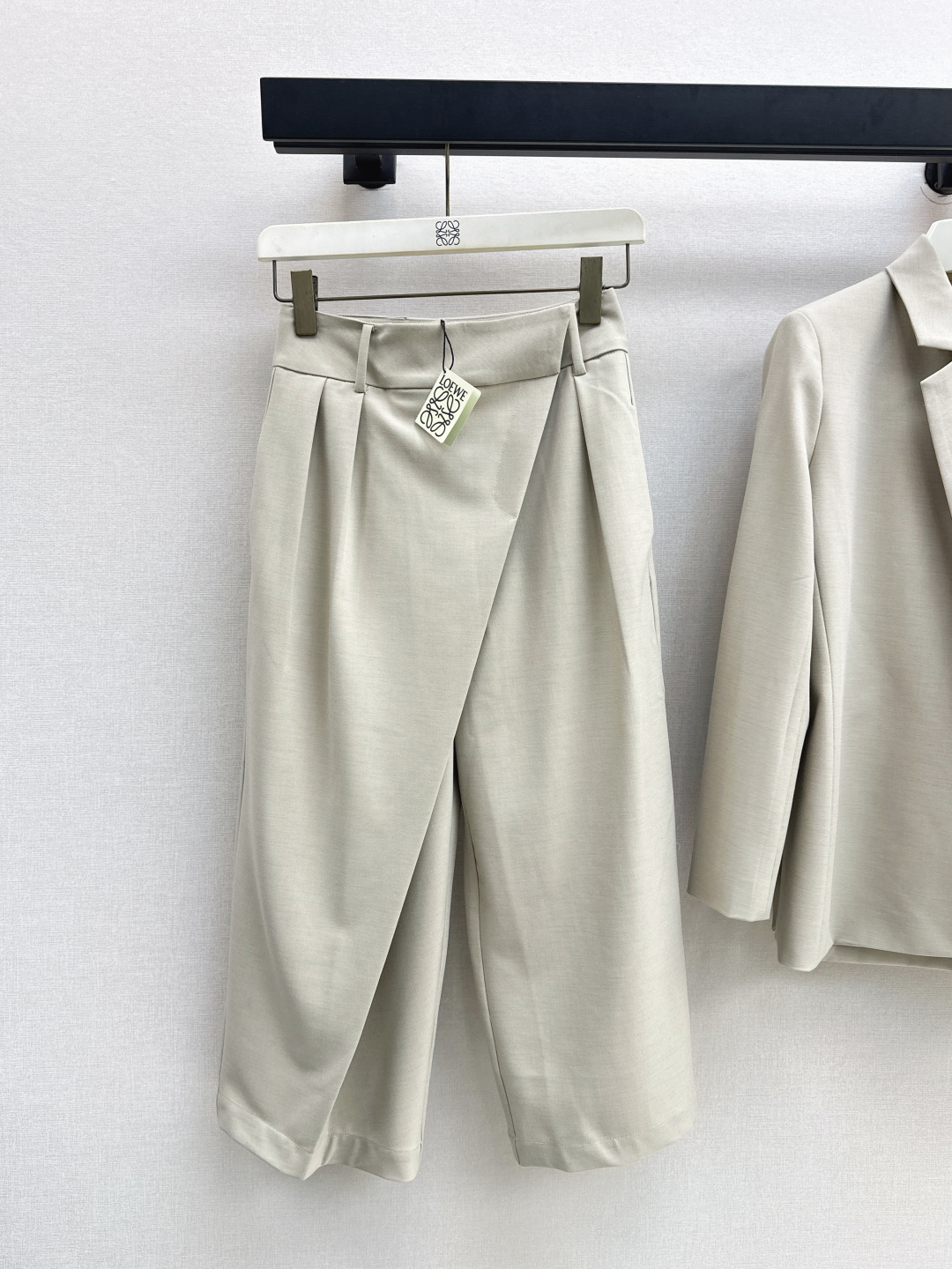 NO:461511,Loe 25Ss——————The latest style of early autumn suits and cropped trousers are selected and recommended neutral tone suit suits. All-match and practical wear. Super suitable for daily commuting. The unique design of the trousers makes the overall trendier. Excellent pairing with the same series of suit jackets. Highly recommended for daily casual commuting. One-size-fits-all sml, loewe, jackets & coats, business suit, alexander wang19860909Loe 25Ss————早秋最新款搭片西装七分裤精选推荐中性色调西装套装 百搭实穿 超级适合日常通勤 西裤的独特设计使整体更加时髦 搭配同系列西服外套超赞 日常休闲通勤强烈推荐 一色现货发售sml,,loewe,jackets & coats,business suit,alexander wang,Women's clothing