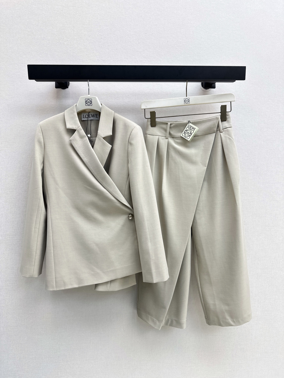 NO:461506,Loe 25Ss————————The latest style of the early autumn side buckle decorative suits recommended neutral tone suits, versatile and practical wear, the whole silhouette is cut, the perfect silhouette is capable and neat, the oblique buckle design is particularly aura, full of heroic spirit, create a fashionable outfit, the necessary to commute with the same series of trousers, one-color spot on sale, sml, loewe, jackets & coats, business suit, alexander wang19860909Loe 25Ss—————早秋最新款侧扣装饰西装外套推荐中性色调西装 百搭实穿 整个廓形版型剪裁 恰大好处的廓形 干练利落 斜扣设计 特别有气场 英气十足 打造时髦穿搭效果 搭配同系列西裤通勤必备 一色现货发售sml,,loewe,jackets & coats,business suit,alexander wang,Women's clothing