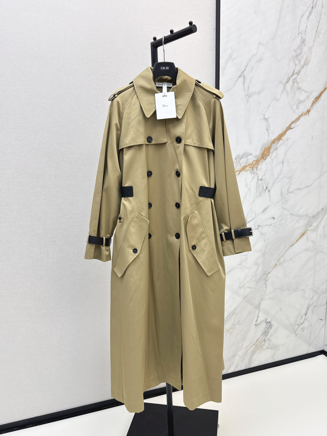 NO:461500,Recommended single models CD 25Ss———The latest style of autumn and winter handsome and fashionable long windbreaker Paris blogger street photography, atmosphere artifact, retro three-dimensional H-silhouette cut, slack and lazy hiding flesh, heroic and upright, high-density windbreaker fabric, good feel and will not soften, the whole windbreaker style is super good, charm is grasped, one-color spot sml,,alexander wang19860909爆单款推荐 CD 25Ss———秋冬最新款帅气时髦长款风衣巴黎博主街拍感 氛围感神器 复古立体的H廓形剪裁 松弛感满满慵懒藏肉 英气挺拔 高密度风衣面料 手感很好并且不会软塌 整个风衣版型上身超好 魅力拿捏了 一色现货发售sml,,alexander wang,Women's clothing