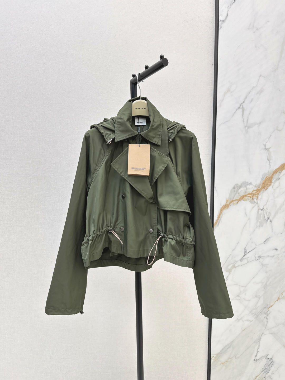 NO:461493,Recommended blogger style dressing Bur 25Ss—————The latest drawstring waist-hugging method for early autumn short windbreaker fashionable and graceful short design The upper body lengthens the body proportions, making it taller, slightly lowered shoulders neat and capable tailoring silhouette, very inclusive, classic and atmospheric, three-dimensional and stylish, two-color spot on sale sml, burberry, alexander wang19860909博主范儿穿搭推荐 Bur 25Ss————早秋最新款抽绳收腰做法短款风衣 时髦又有风度 短款设计 上身拉长身材比例 更显高挑 微落肩利落干练剪裁廓形感 很有包容性 经典大气 立体有型 两色现货发售sml,,burberry,alexander wang,Women's clothing